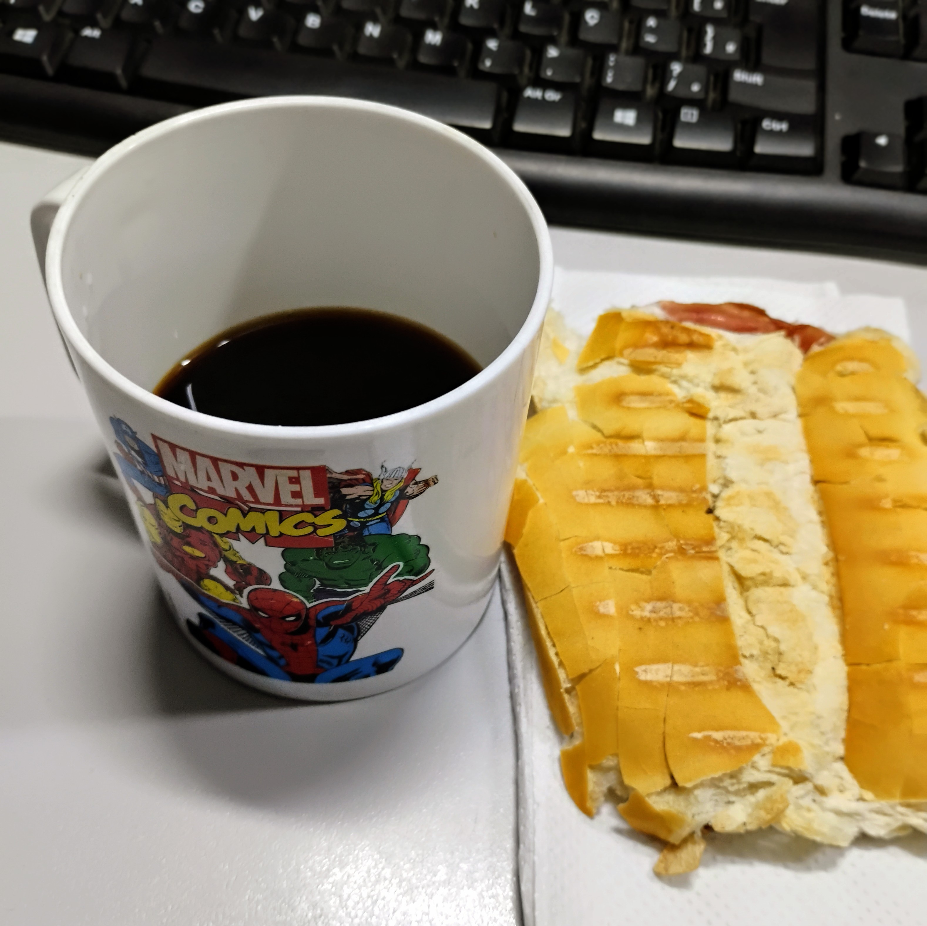Final de mês sempre é complicado no trabalho, mas o café não pode faltar! Café bruto e rústico kkkk do jeito que o tempo permite.