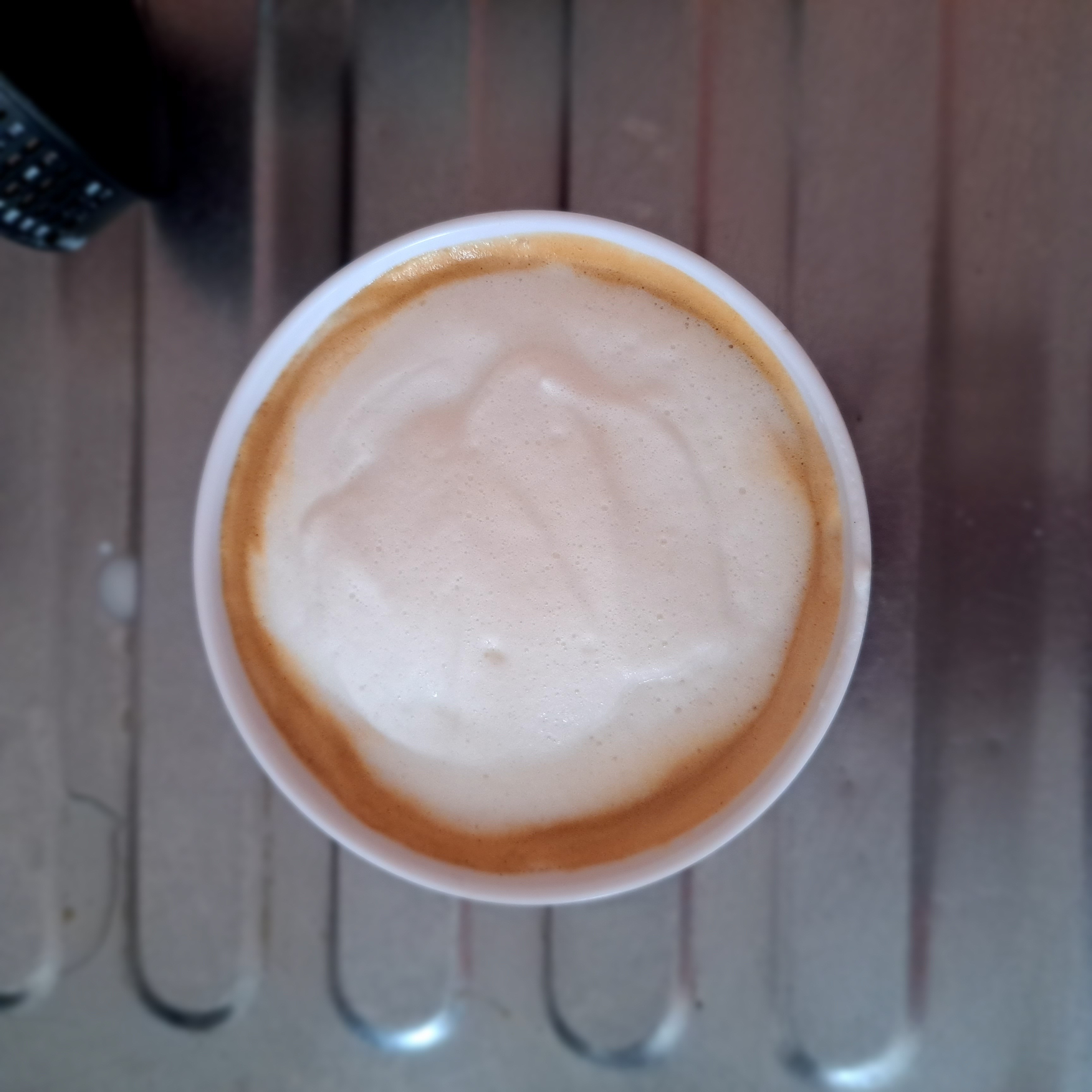 He aquí mi primer intento de hacer arte latte, (si es que así se podría llamar). Originalmente fueron 6 intentos y estos son los que mejor quedaron. Todos sabían bien (según mi gusto de poco conocimiento del café). 
Voy a seguir practicando varios métodos de preparación con Prensa Francesa, y seguir intentando hasta hacer bien la leche para practicar mi arte latte.

Agradecería si tienen alguna recomendación o algún tip barista para avanzar mi práctica desde casa.
♪( ´∀｀)人(´∀｀ )♪