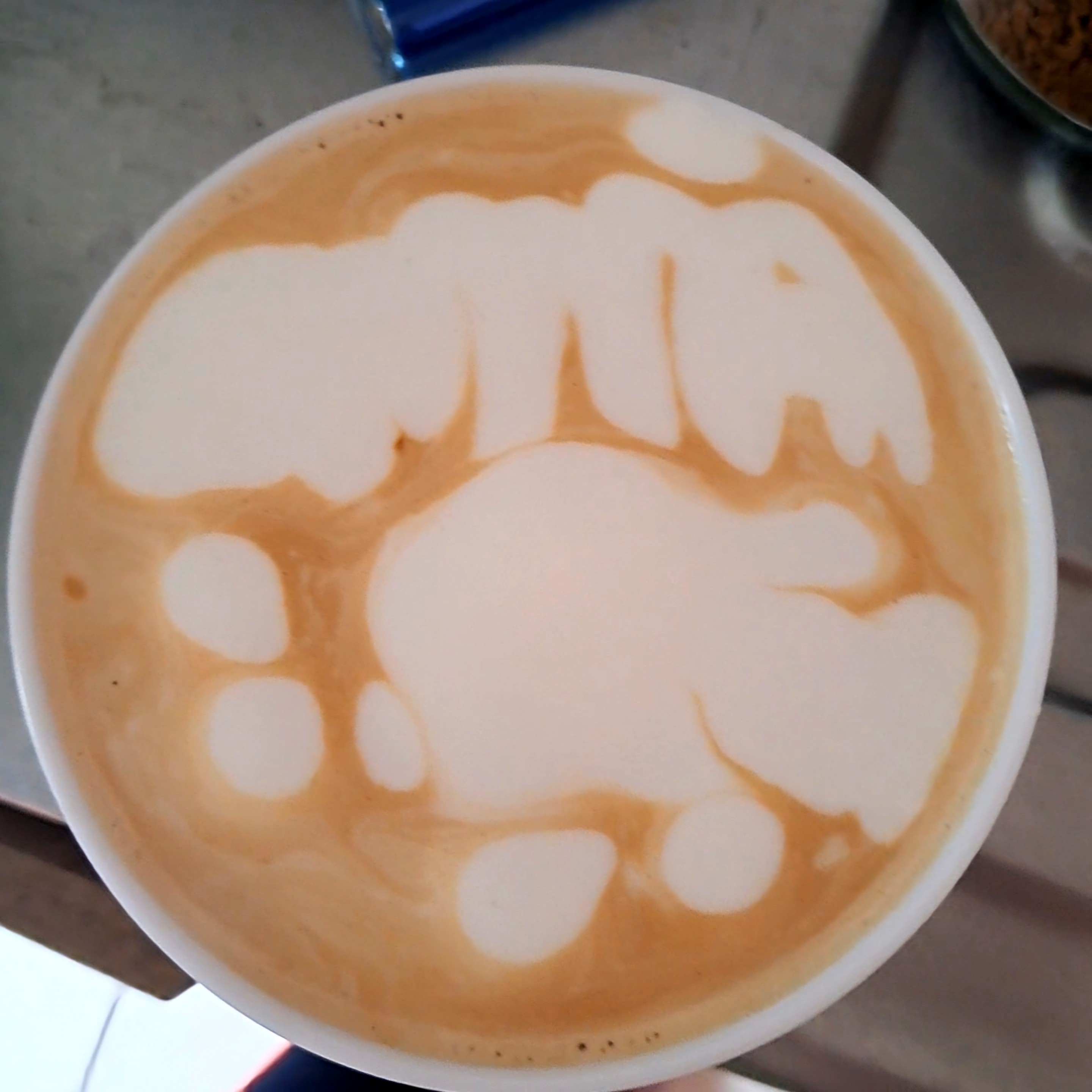 ¿Qué tal?, Día #2 practicando como texturizar leche en Prensa Francesa.
Hoy puse en práctica el consejo que me dieron anteayer para texturizar la leche y la primera foto (del primer intento de hoy), es el resultado. En estos intentos no salió mucha espuma como el día #1 y esta vez se veía mejor la crema (eso creo, en mi opinión).
Ya es un avance, no?
Al final, en la última taza, estaba muy caliente el café así que, mientras esperaba le hice una cara feliz con una cuchara. ( ´~`)