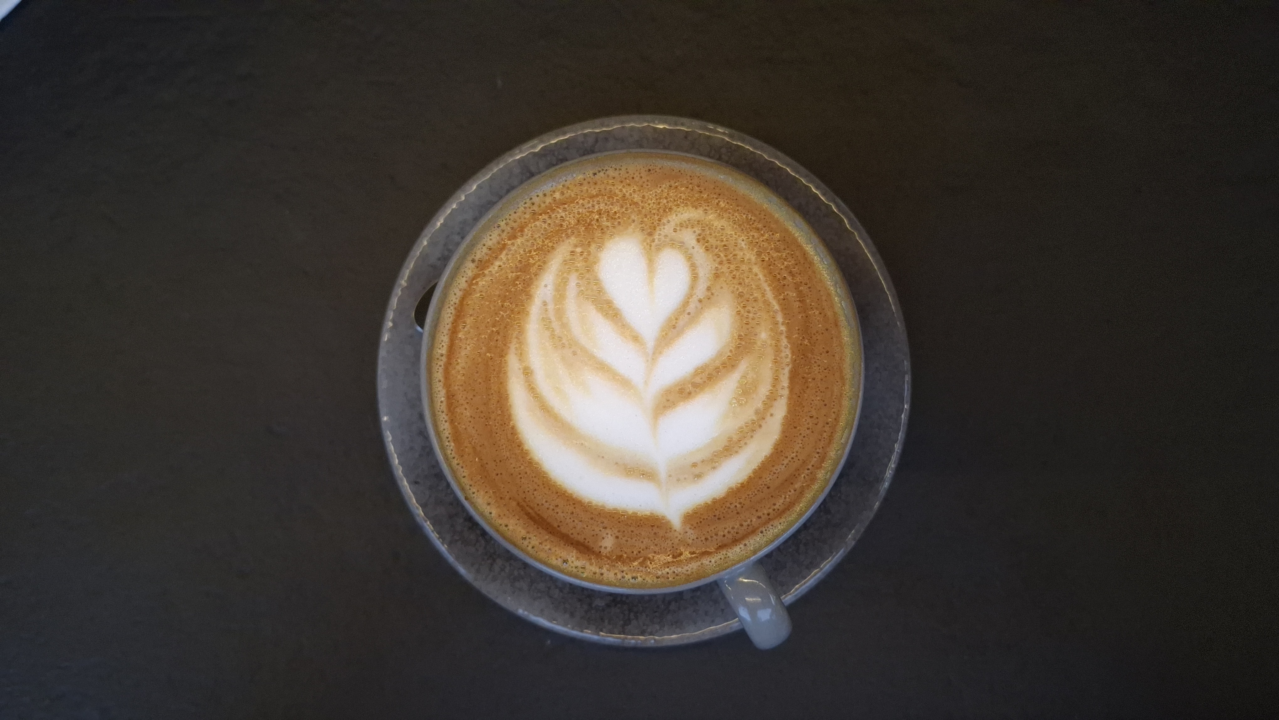 Saí pra um café com minha namorada e pedi um Flat White