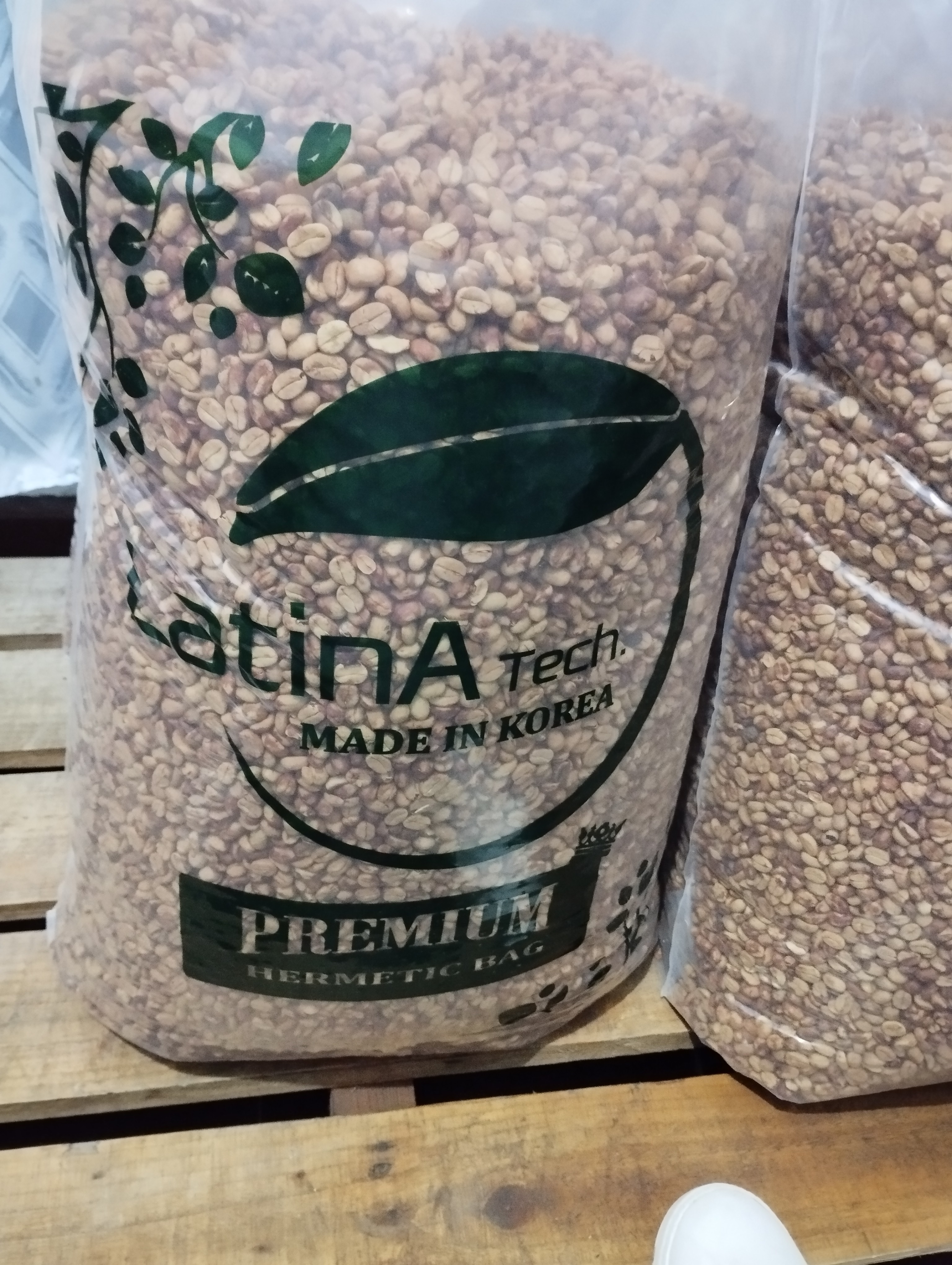 harvest of coffee farmers is a family business that obtains the coffee beans from the prodigious hands of brave women. This coffee is unique and special from the Cauca region of Colombia, free from artificial flavors, additives or preservatives and never mixed with beans from other sources.
Our customers love the smooth taste and superior aroma of our coffee, with the added satisfaction of helping women entrepreneurs get a head start on their lives.