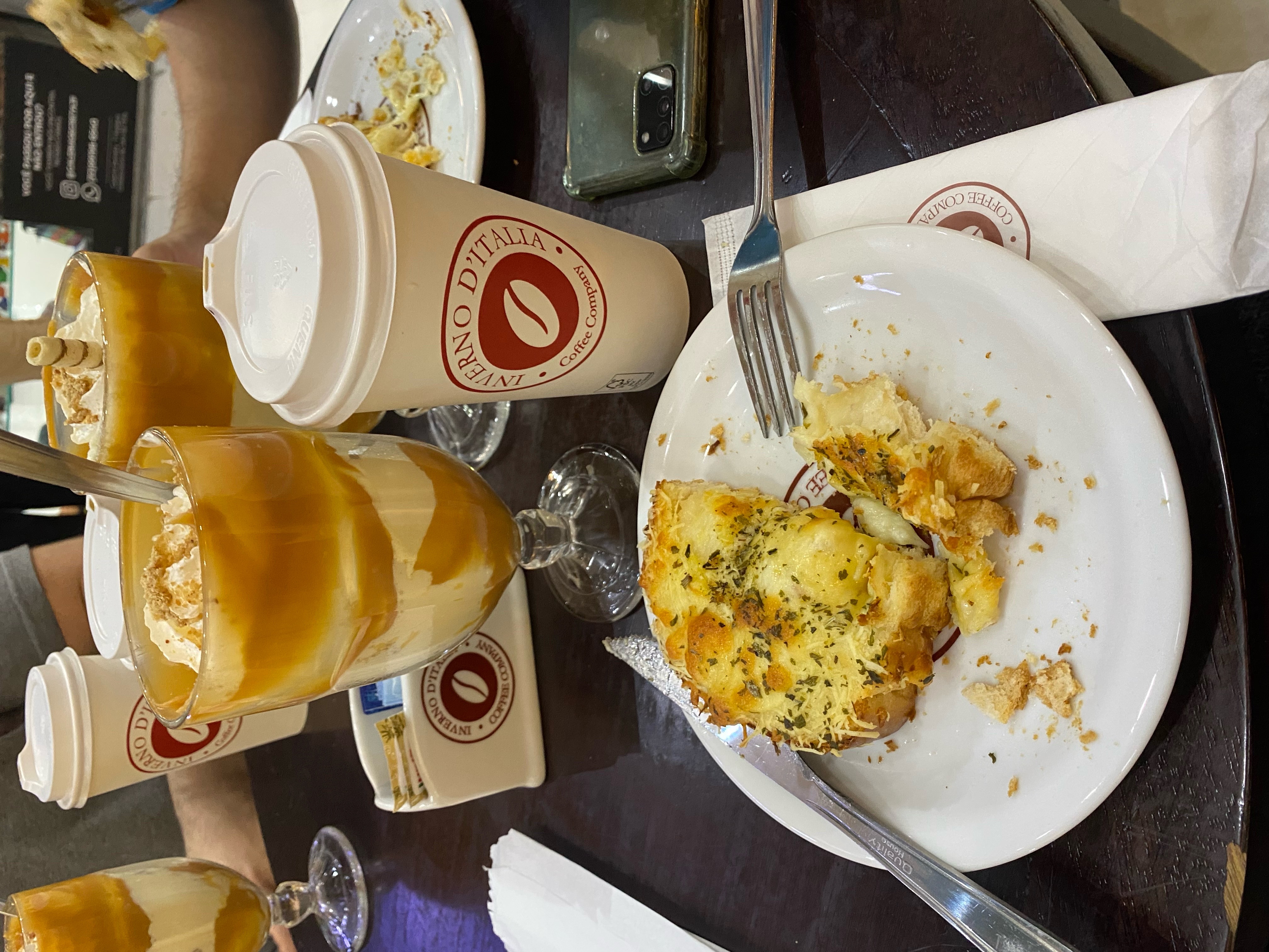 Um capuccino longo um tanto sem graça, um doce chamado banoccio que estava doce demais para mim e uma torrada Petrópolis que estava excelente. E a companhia de bons amigos para abrilhantar minha tarde. 