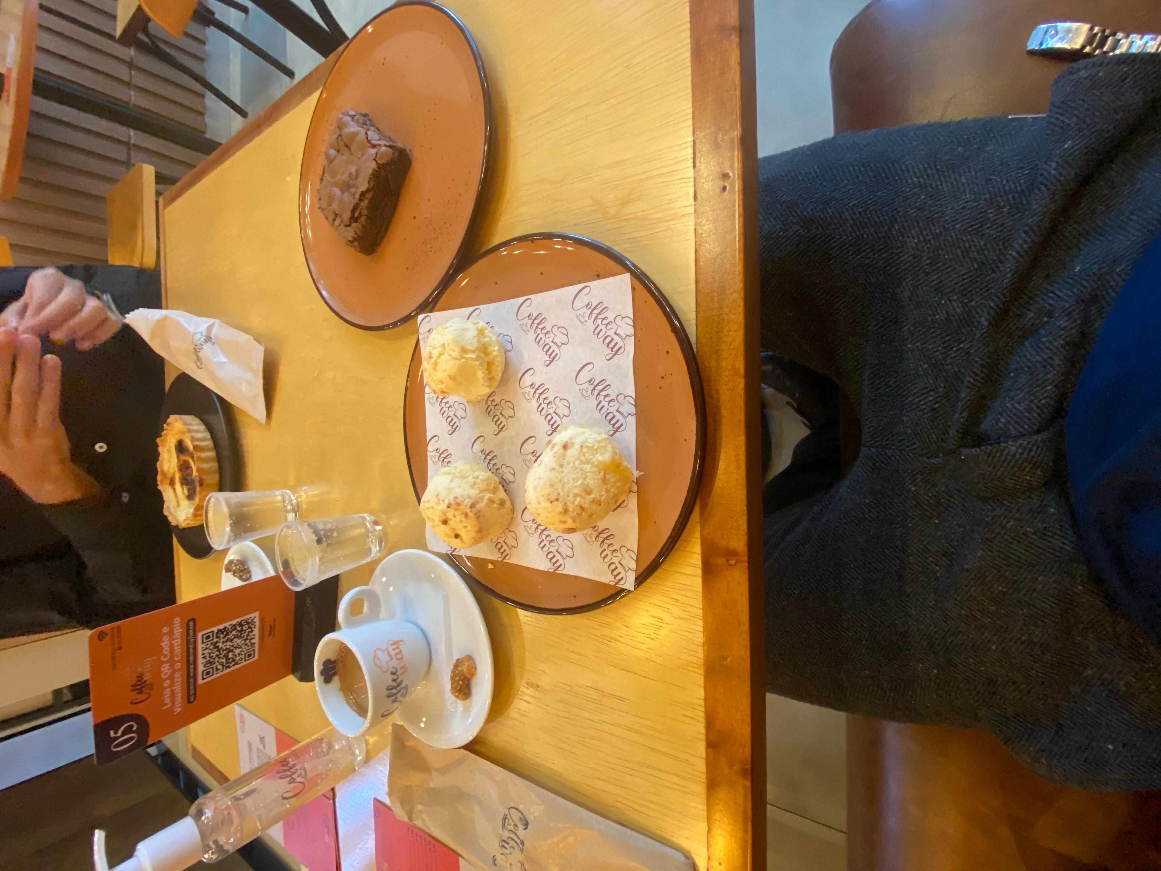 Café com um querido amigo. Não sei qual foi o grão da vez, mas o expresso estava delicioso, um pouco pro ácido. Se eu pudesse vivia só de comer pão de queijo! 😍