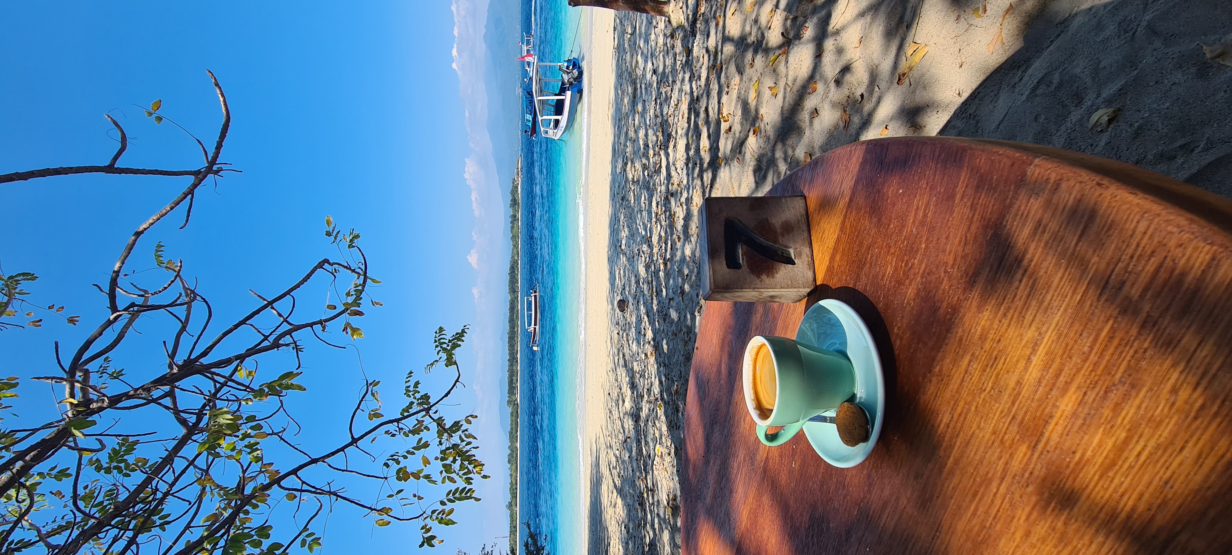 Café do dia com vista para a praia de Gili Trawangan, Indonésia. 🤩