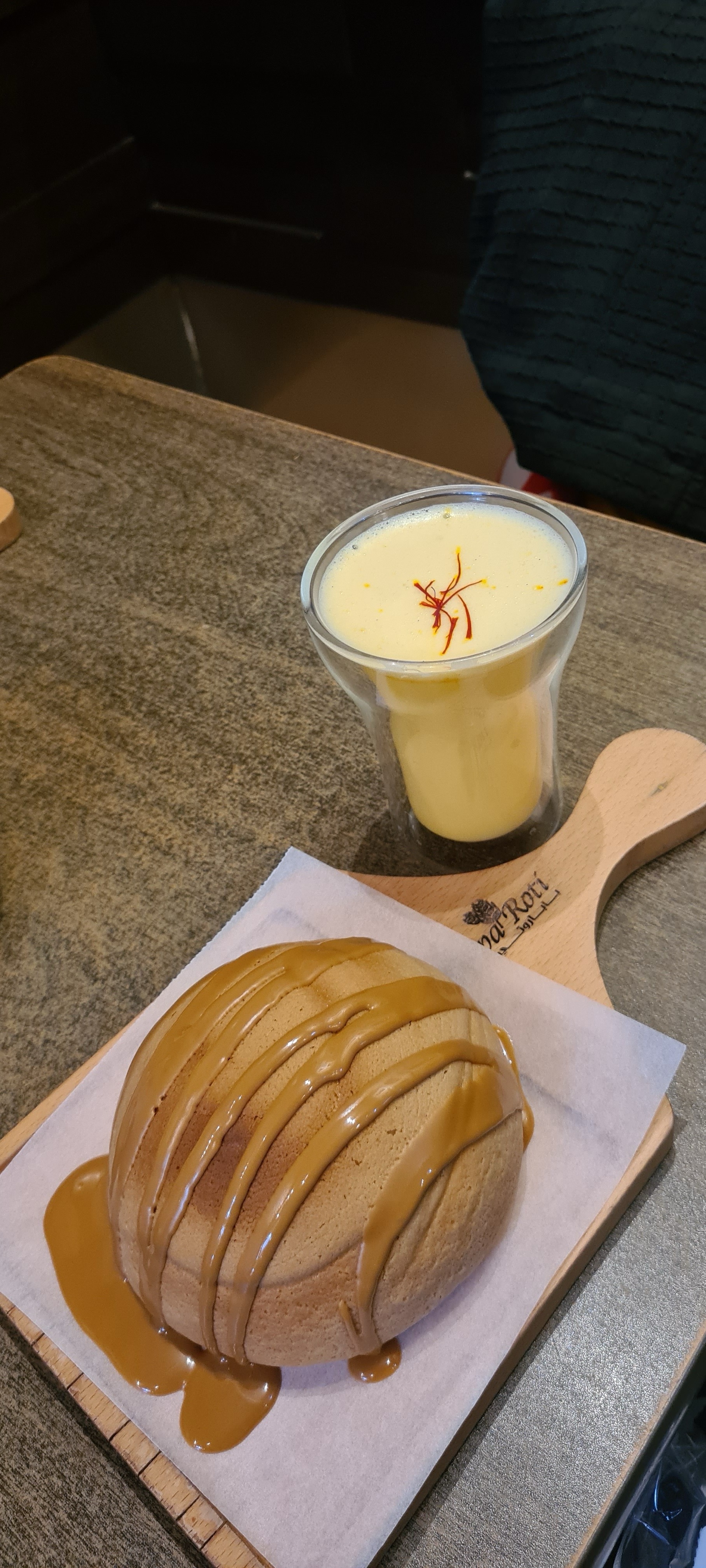 Açafrão latte com pãozinho do Pappa Roti com cobertura de lotus biscoff! 😍