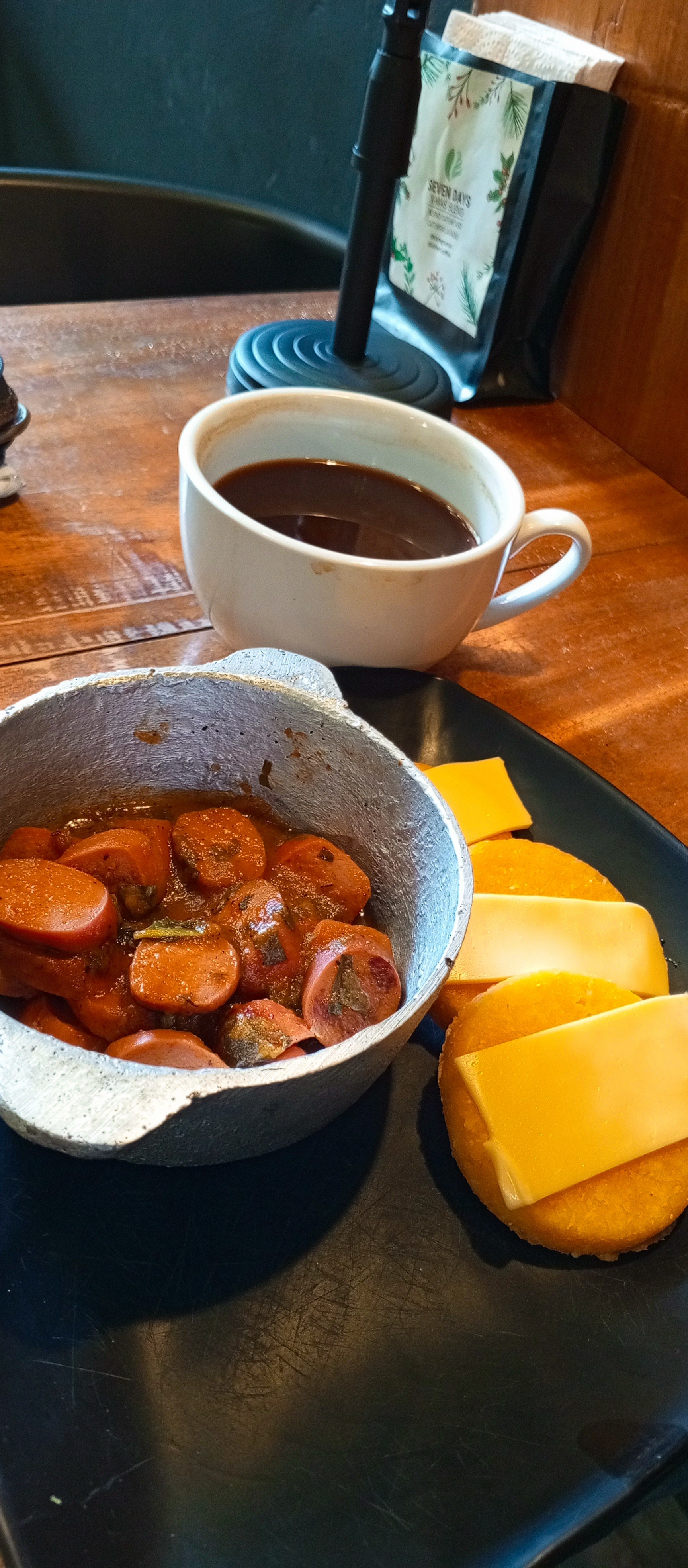 12 oz Americano with sausages and Panamanian corn tortillas