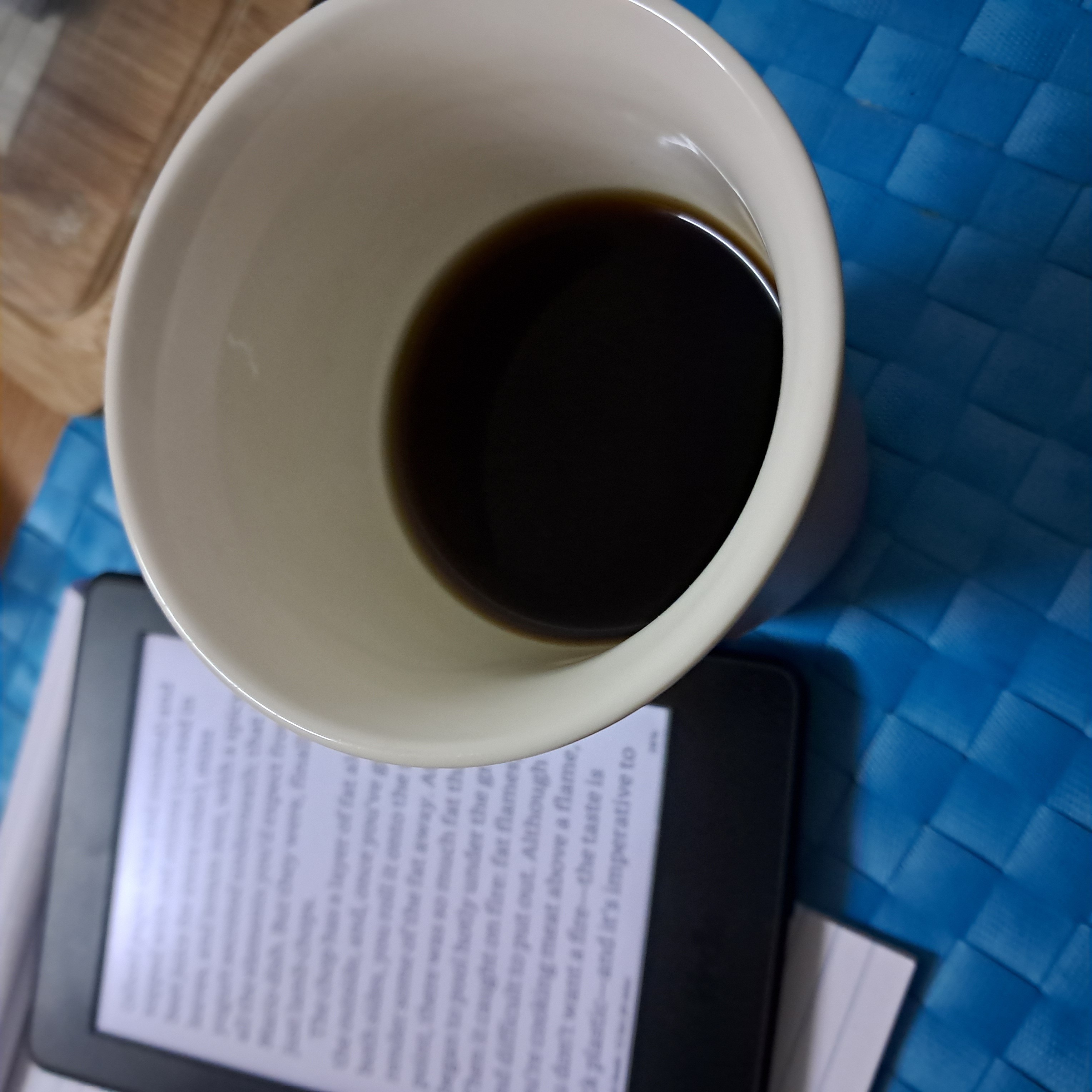 Bom dia! Esta é a melhor forma de começar o dia, um café e um livro.