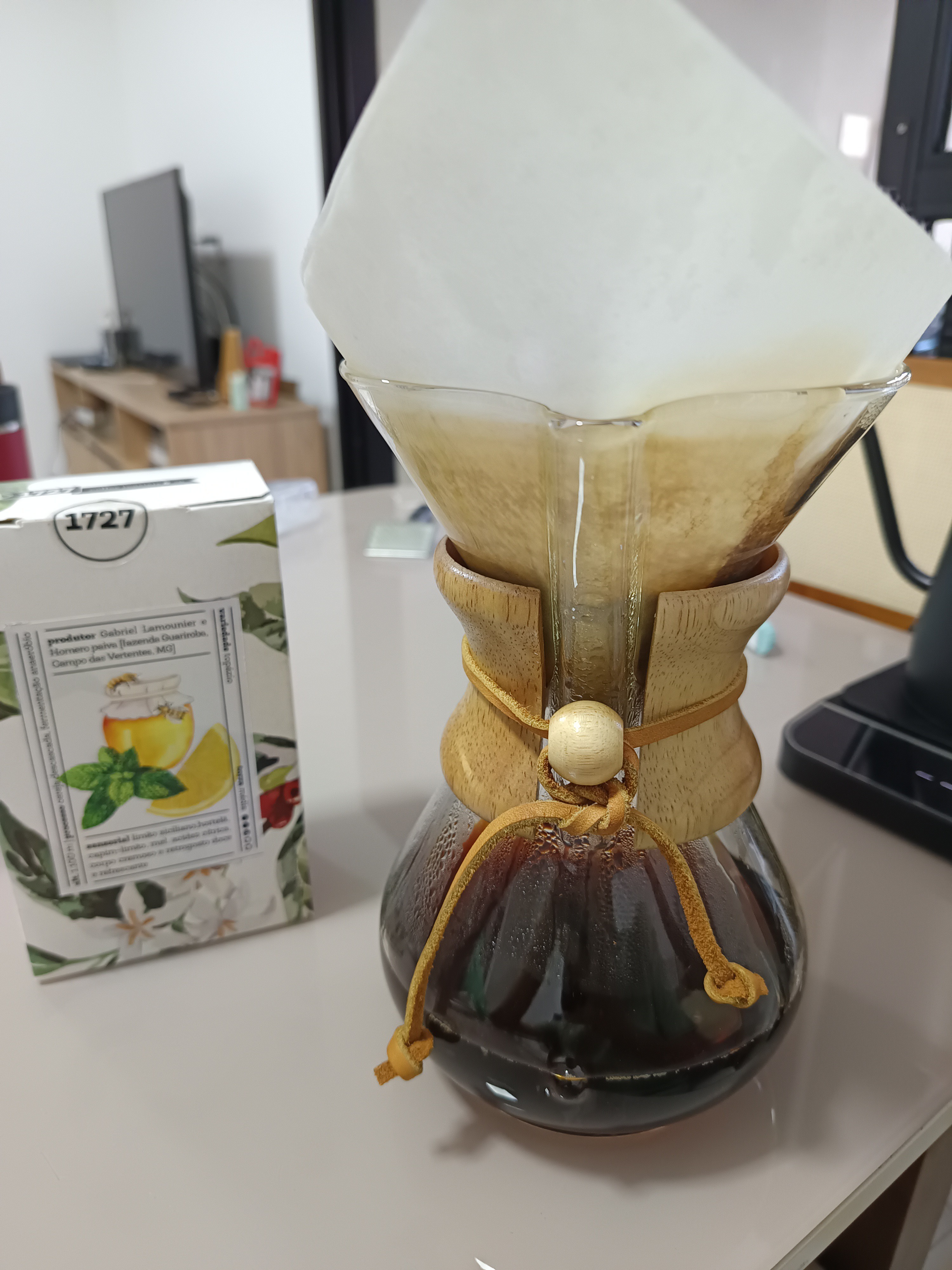 É marcante o sabor de limão siciliano com hortaliças, um café doce e suave que vai muito bem em métodos filtrados.