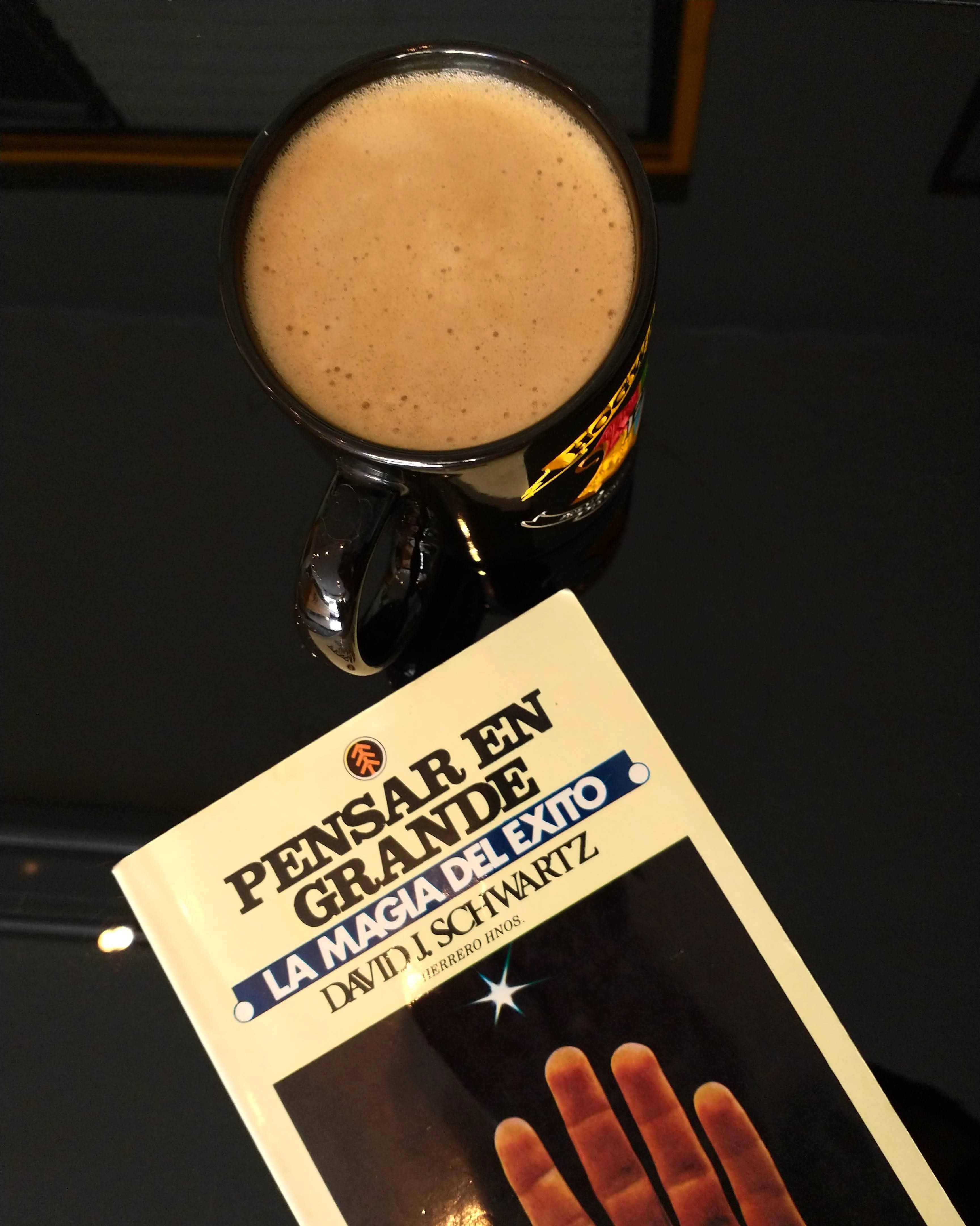 El café y la lectura del día 
más tarde otro café 