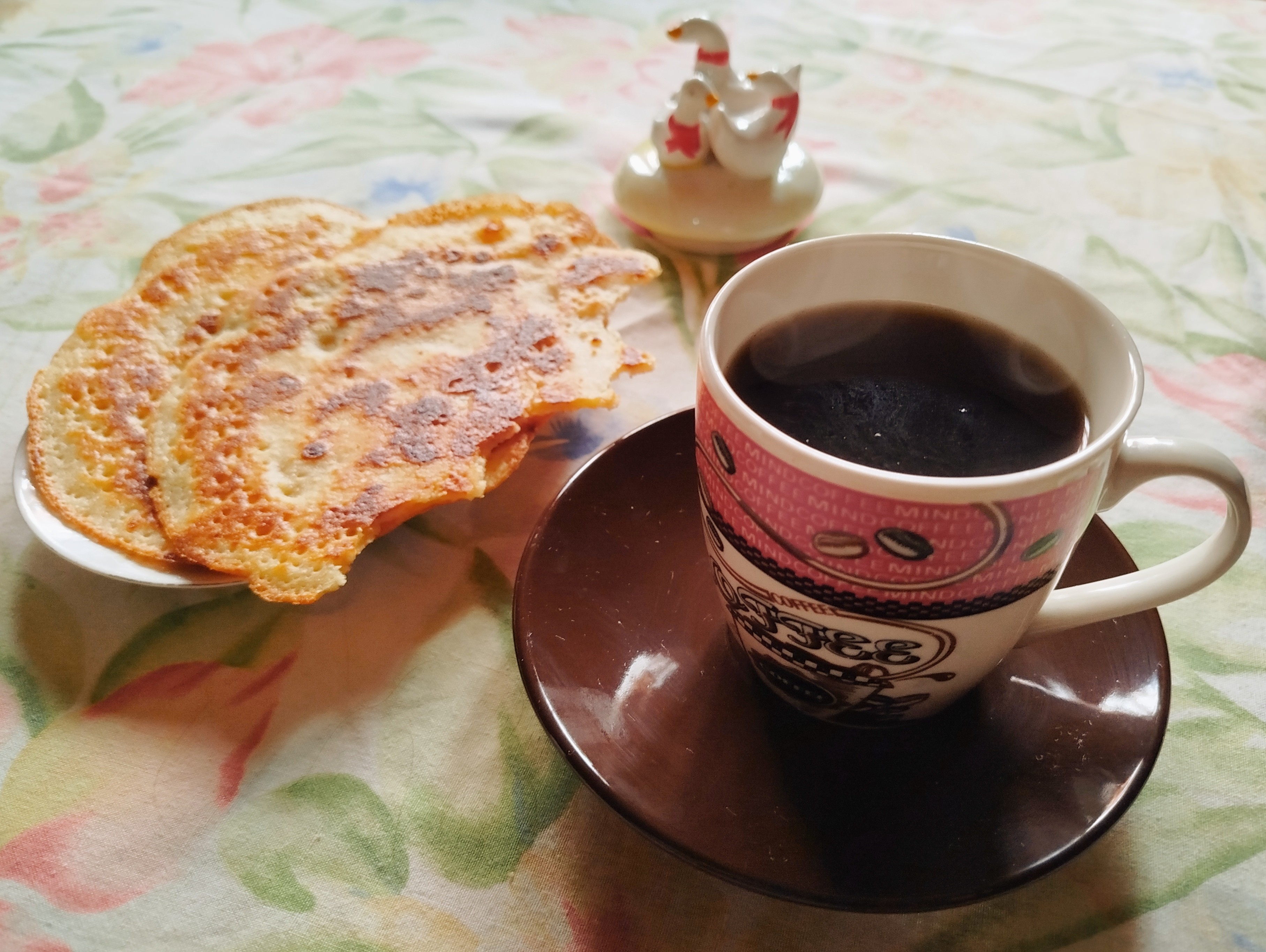 Las medias onces, con Tinto humeante y Arepuelas doradas recién hechas. 🌦️ Bogotá 12°C