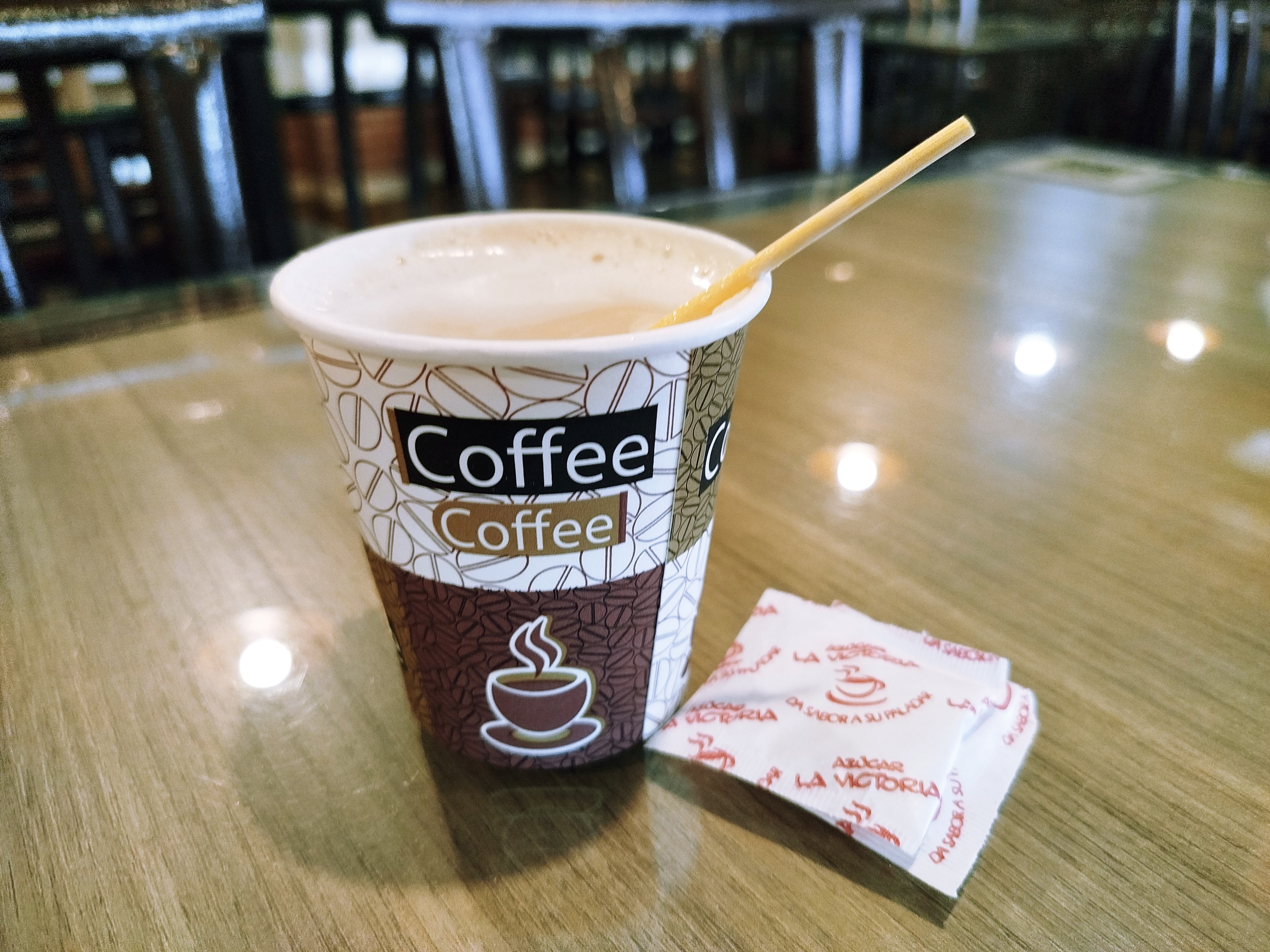 El frío, lejos de ser una molestia, es parte del encanto de Bogotá. Es el pretexto perfecto para refugiarse en un café-bar, para disfrutar de una bebida caliente, para entablar conversaciones, chatear, realizar vídeos llamadas o simplemente tener un momento de reflexión y conexión con el café 🧡.