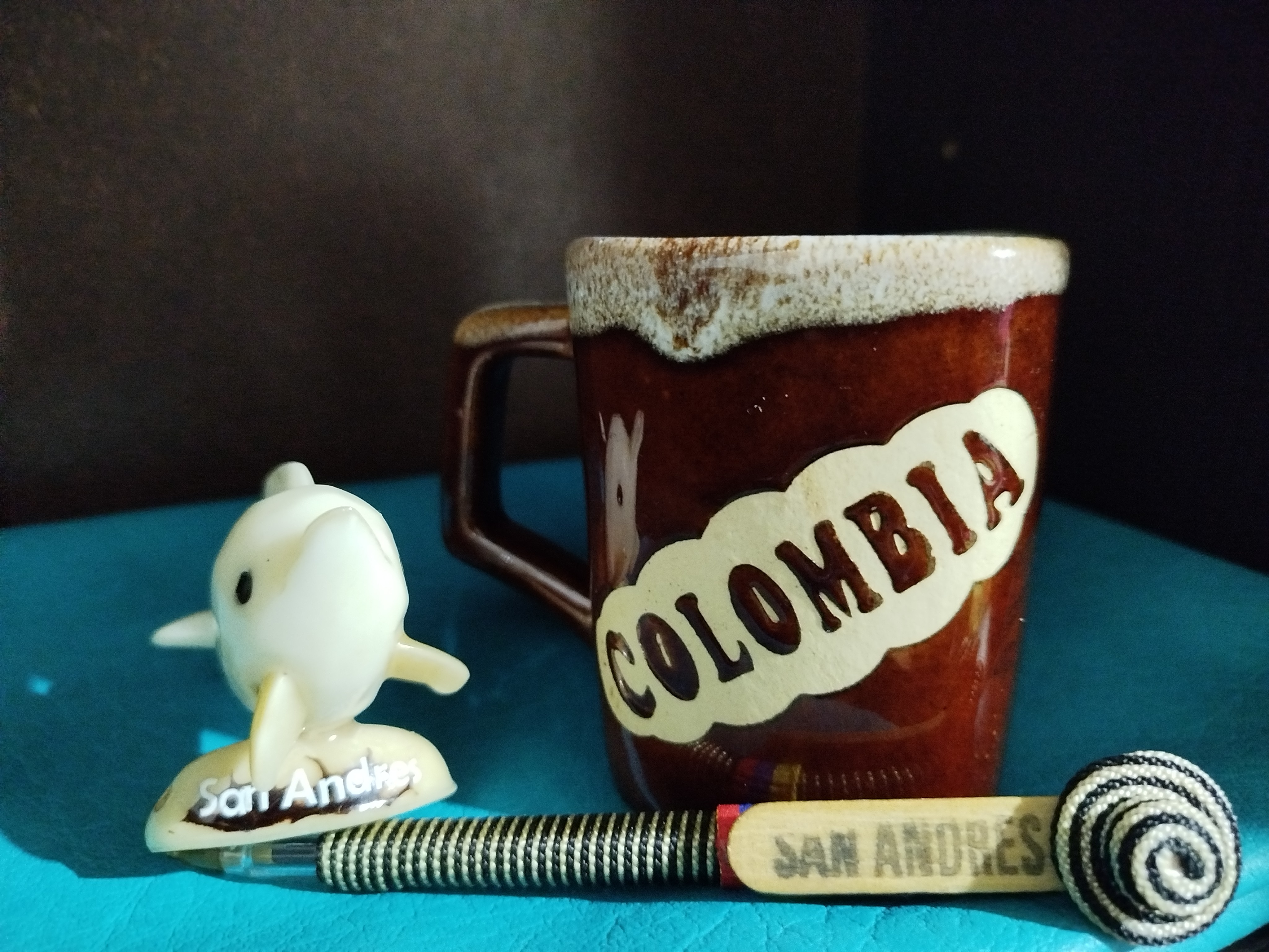 Bogotá 🌥️ 12°C| ¡Un Hermoso detalle me trajeron mis familiares de San Andrés y Providencia! Es una figura de delfín hecha de tagua, un material natural muy utilizado en las artesanías de la isla. Los delfines son animales inteligentes y amigables, a menudo se asocian con la buena suerte y la protección, y simbolizan la libertad, la alegría y la armonía. ¡Es un recuerdo muy especial que atesoraré! 🧡☕🗯️
