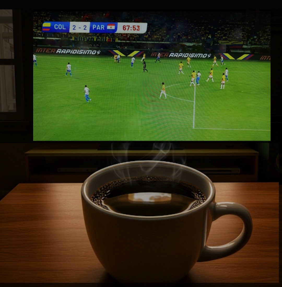 Bogotá 🌚10°C| Es un excelente plan: café caliente, fútbol vibrante, ¡Así se vive la pasión! 🧡☕