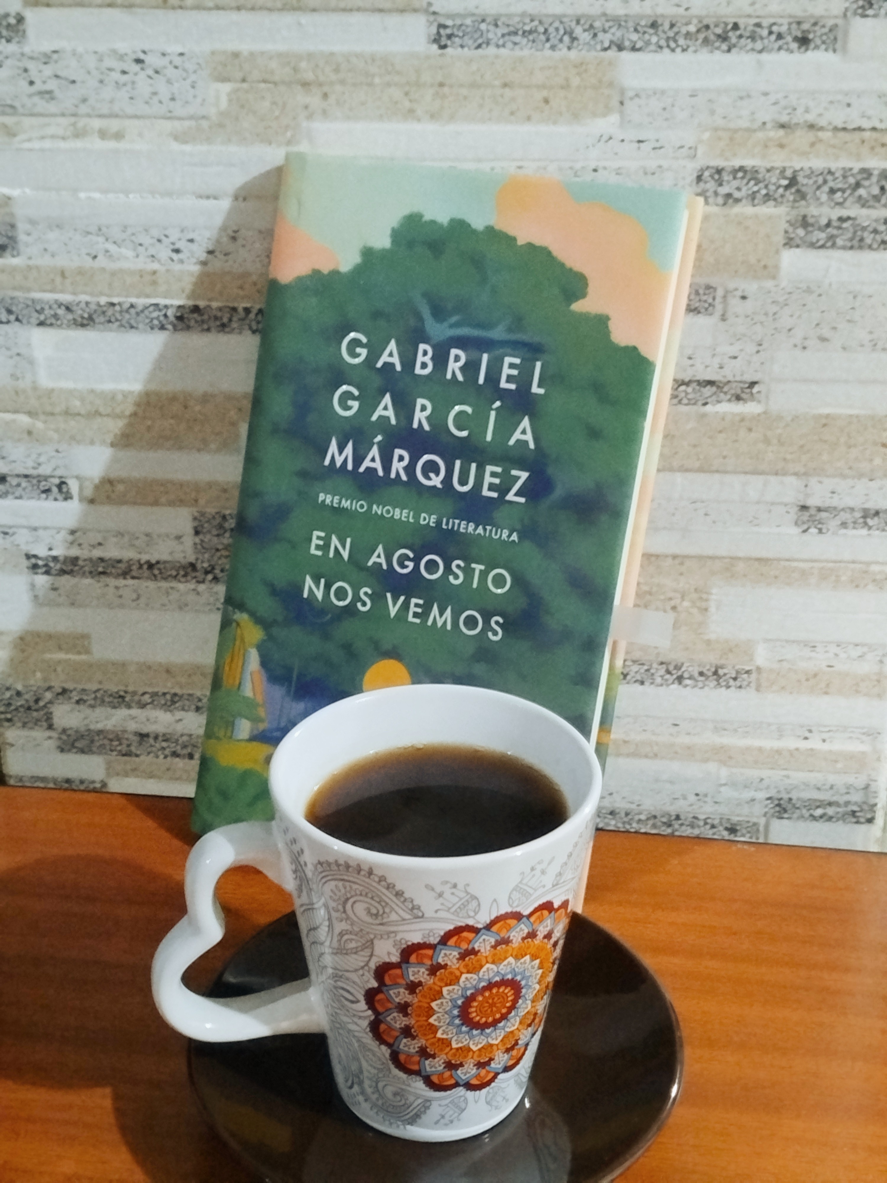 Bogotá 🌥️14°C|Tomarse un descanso de 10 minutos para leer unas páginas y disfrutar de un tinto es una forma maravillosa de relajarse y recargar energías. 🧡☕