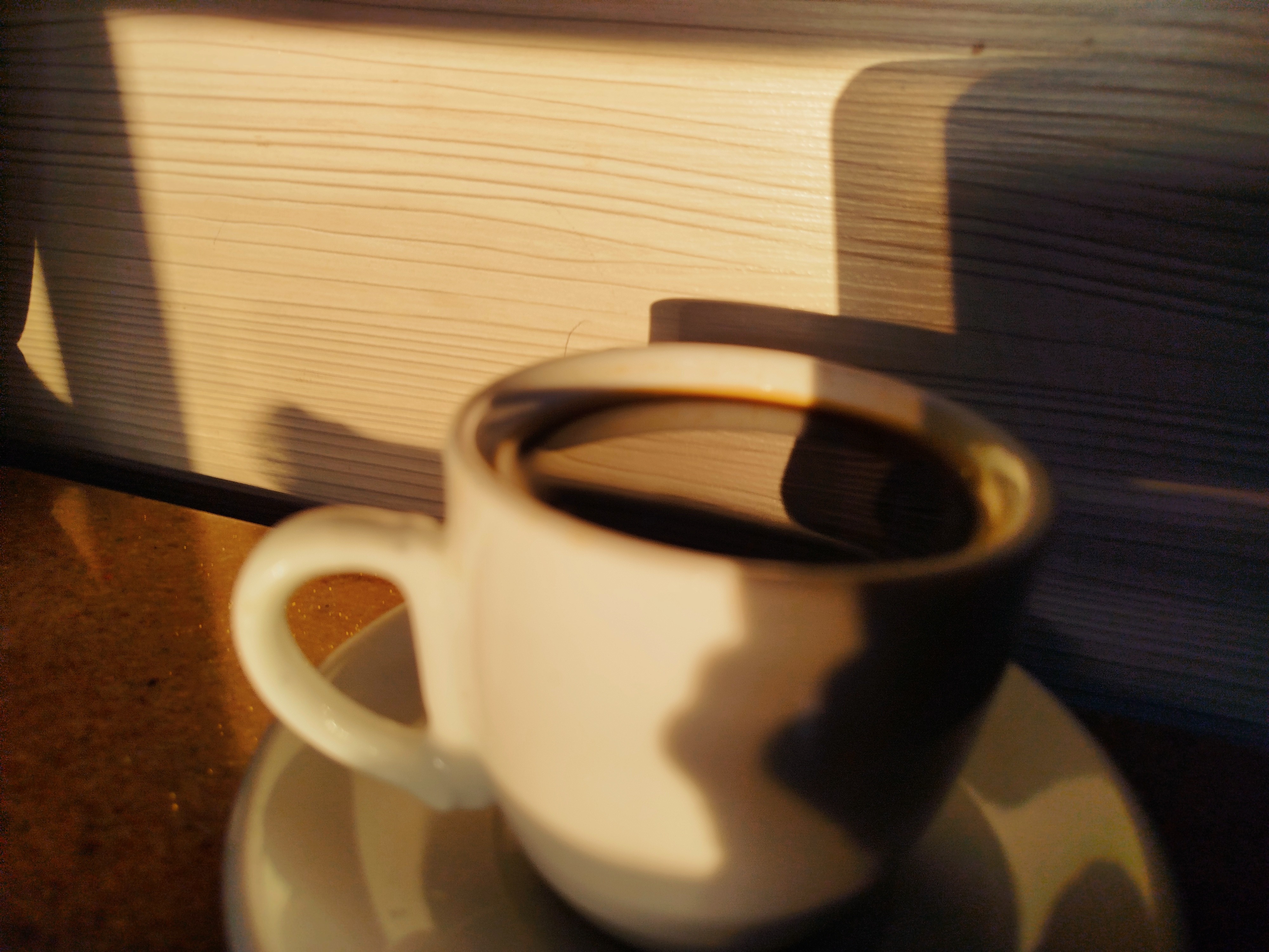 Bogotá ☀️22°C|Hoy 4:23 p.m, el sol me acariciaba igual que a la taza de café, tiñéndola de un ámbar cálido que invitaba a de gustar, recuerdo que las sombras danzaban con suavidad sobre la pared de madera clara, alargándose, acortándose al ritmo de la luz, ¡bello! iluminando un momento de paz en la suave tarde. 🧡☕