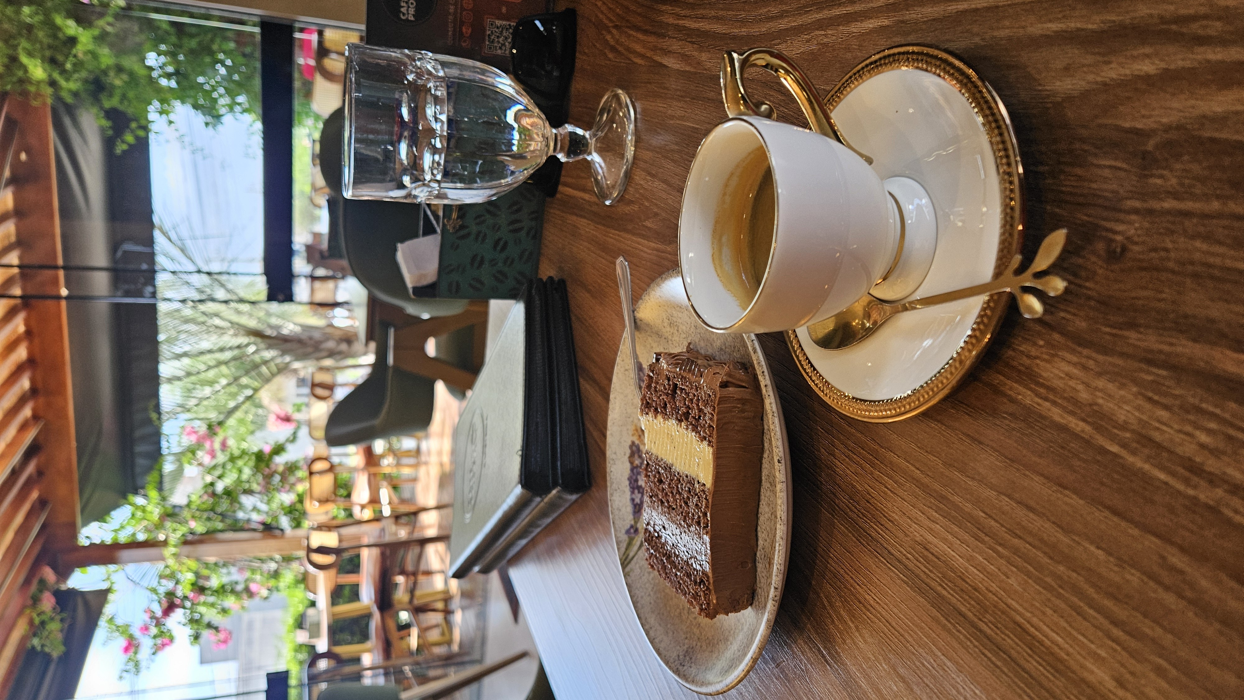 Ambiente muito agradável. Bolo bom tb. Café idem. 