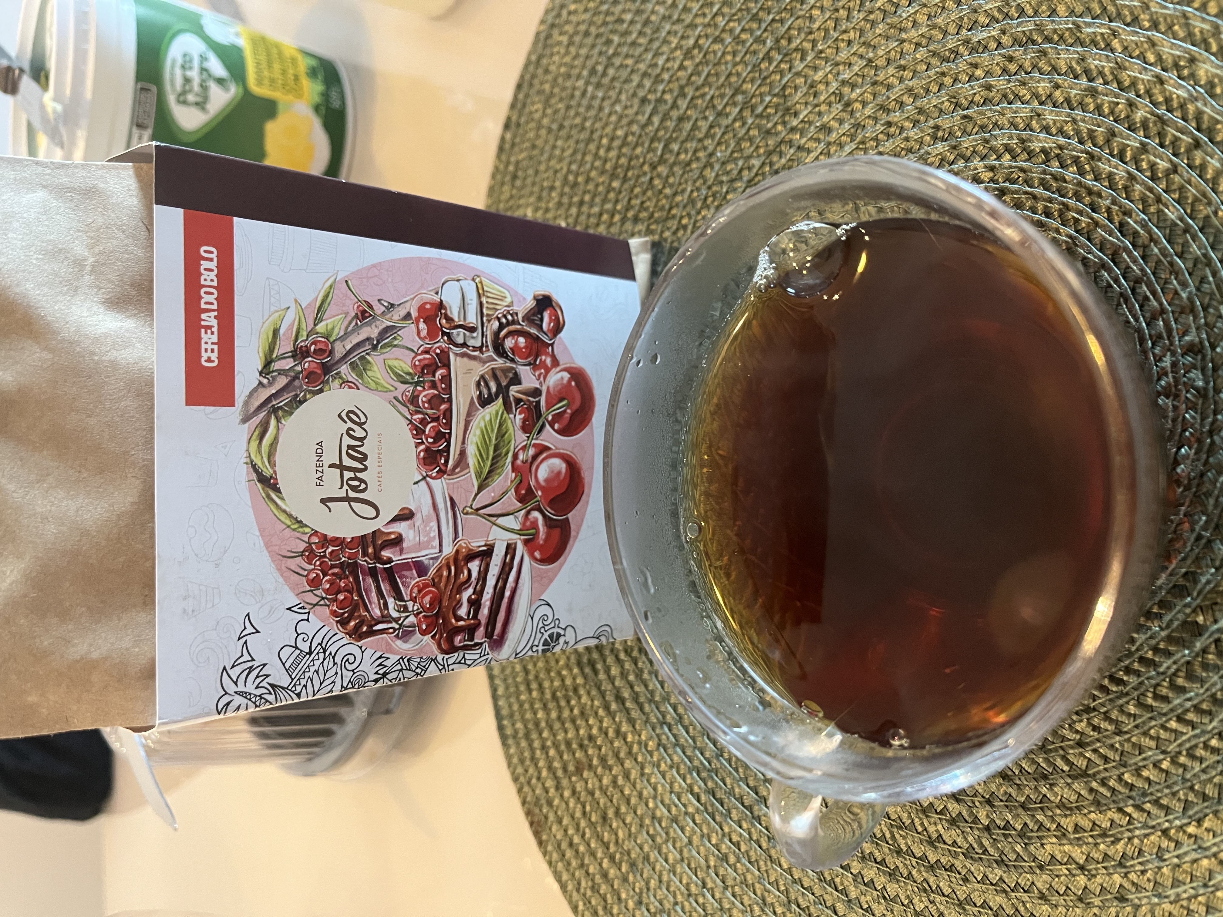 Fiz na proporção de 7g para cada 100mL. Um ótimo café, percebi nitidamente o sabor de frutas vermelhas. Recomendo a compra.