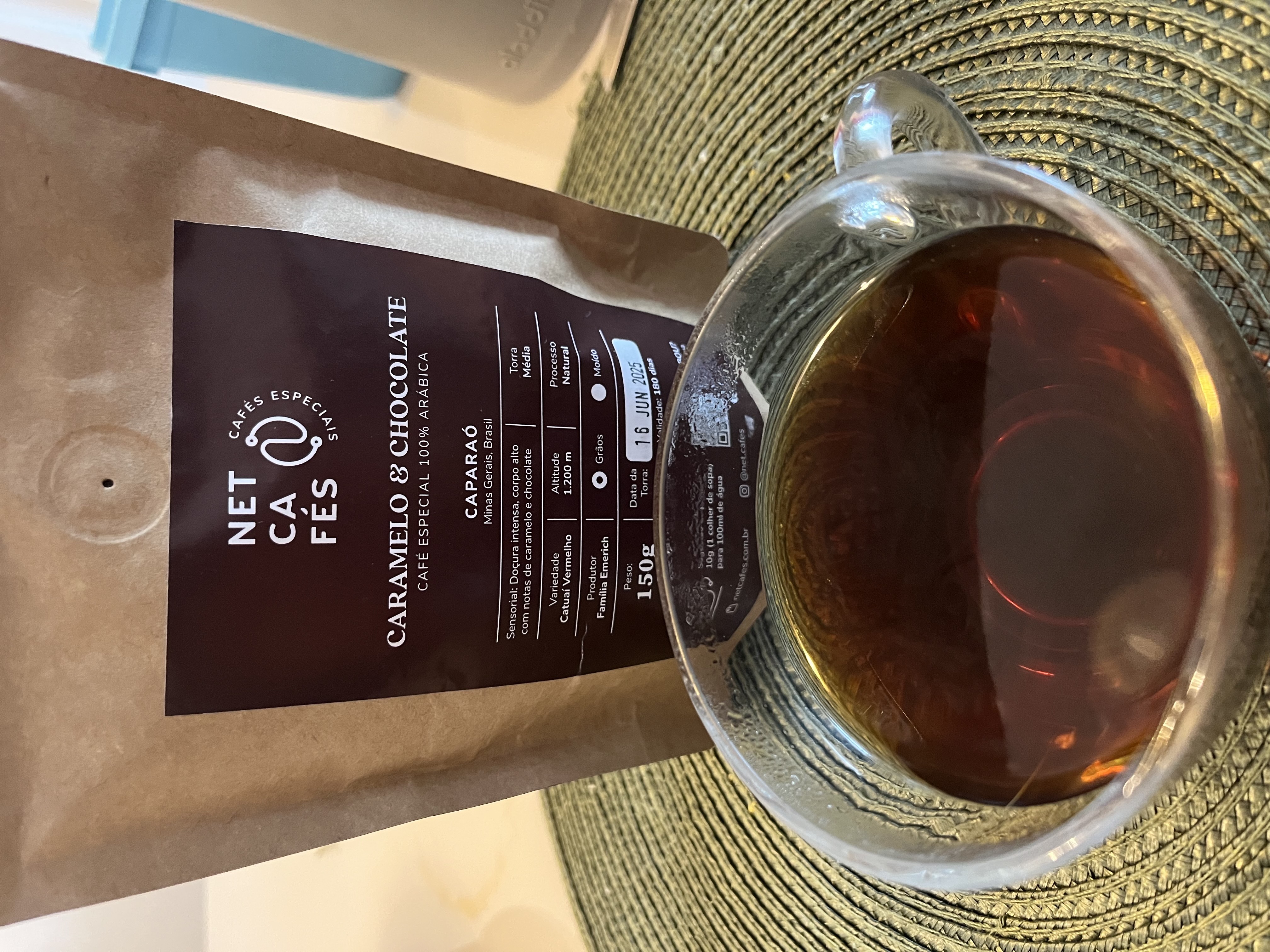 Fiz na proporção de 7g para cada 110mL de água (aproximadamente 1/15). Bom café, não encontrei a doçura intensa descrita, senti levemente as notas de chocolate. Não vale o custo/benefício, não recomendo a compra.