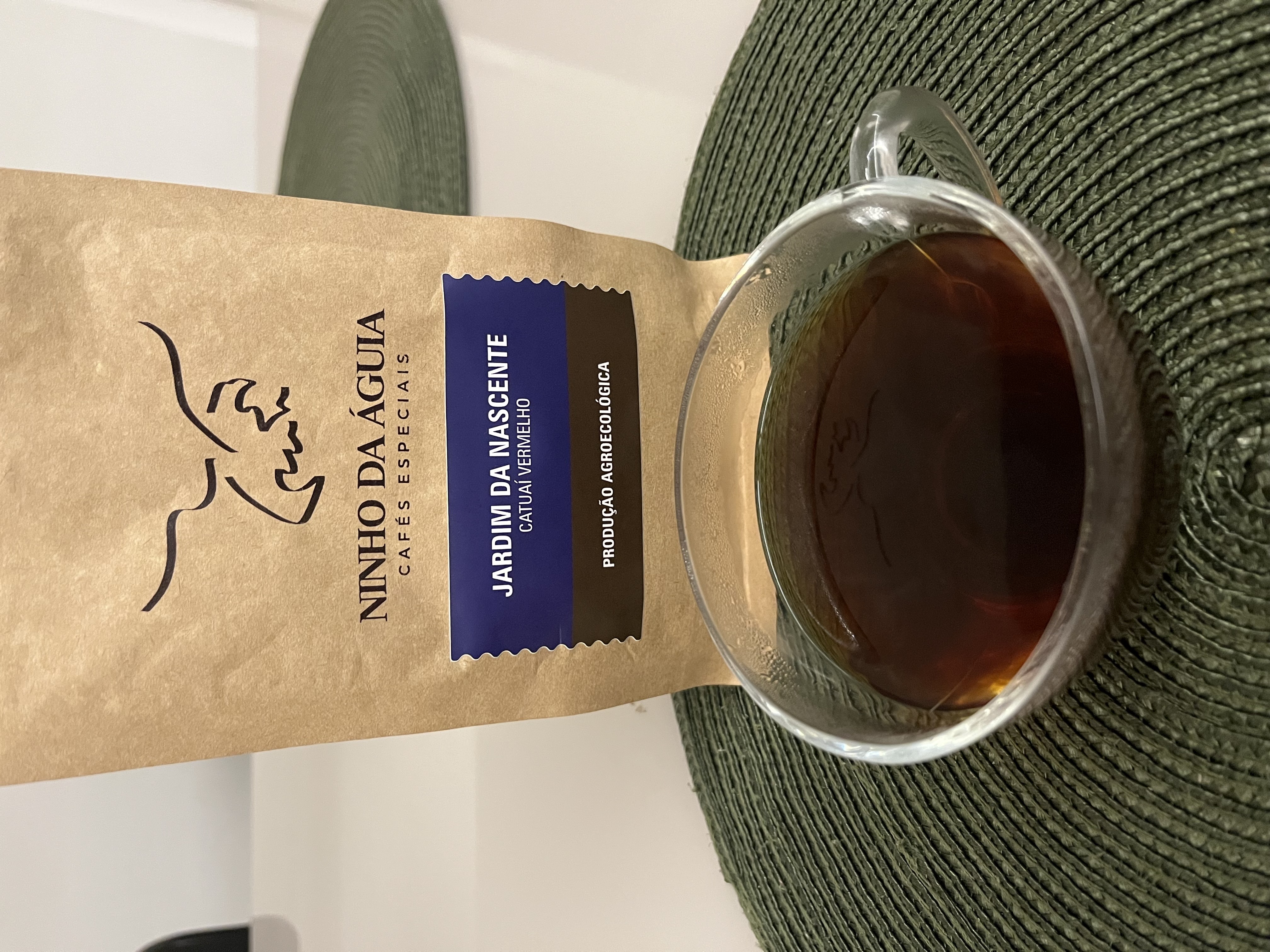 Bom café. Fiz na proporção de 7g para cada 110mL de água (aproximadamente 1/15) com dois ataques, pois quando fiz com três houve uma super extração e ficou com o amargor bem acentuado, o que não gosto. Mesmo com dois ataques não foi aquela explosão de sabor, nota-se uma leve doçura e notas de amêndoas/nozes. Vale o custo/benefício, principalmente por ser um café orgânico e também para ganhar experiência aumentando a biblioteca sensorial.