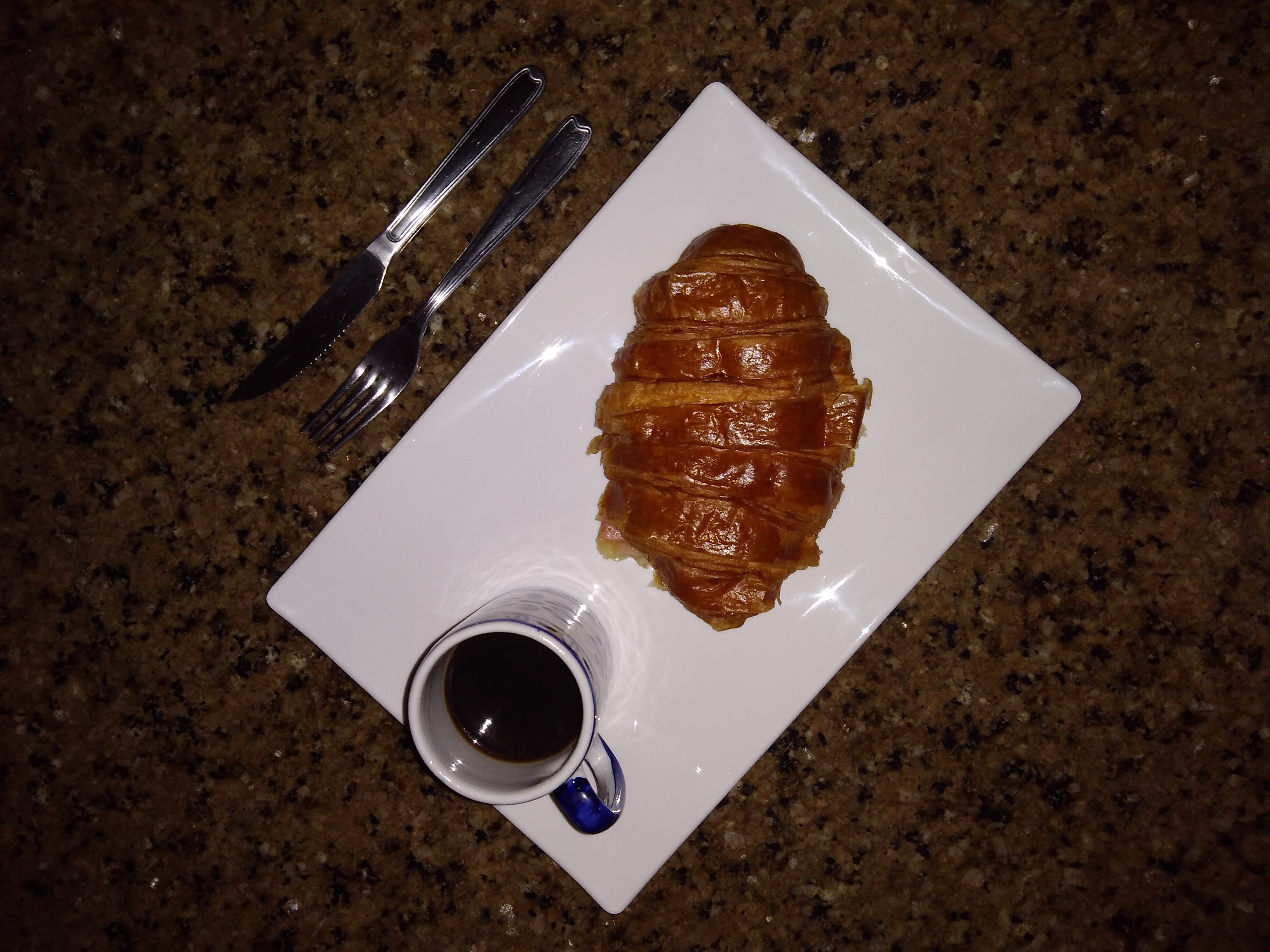 Café descafeinado & croissant ☕🥐✨