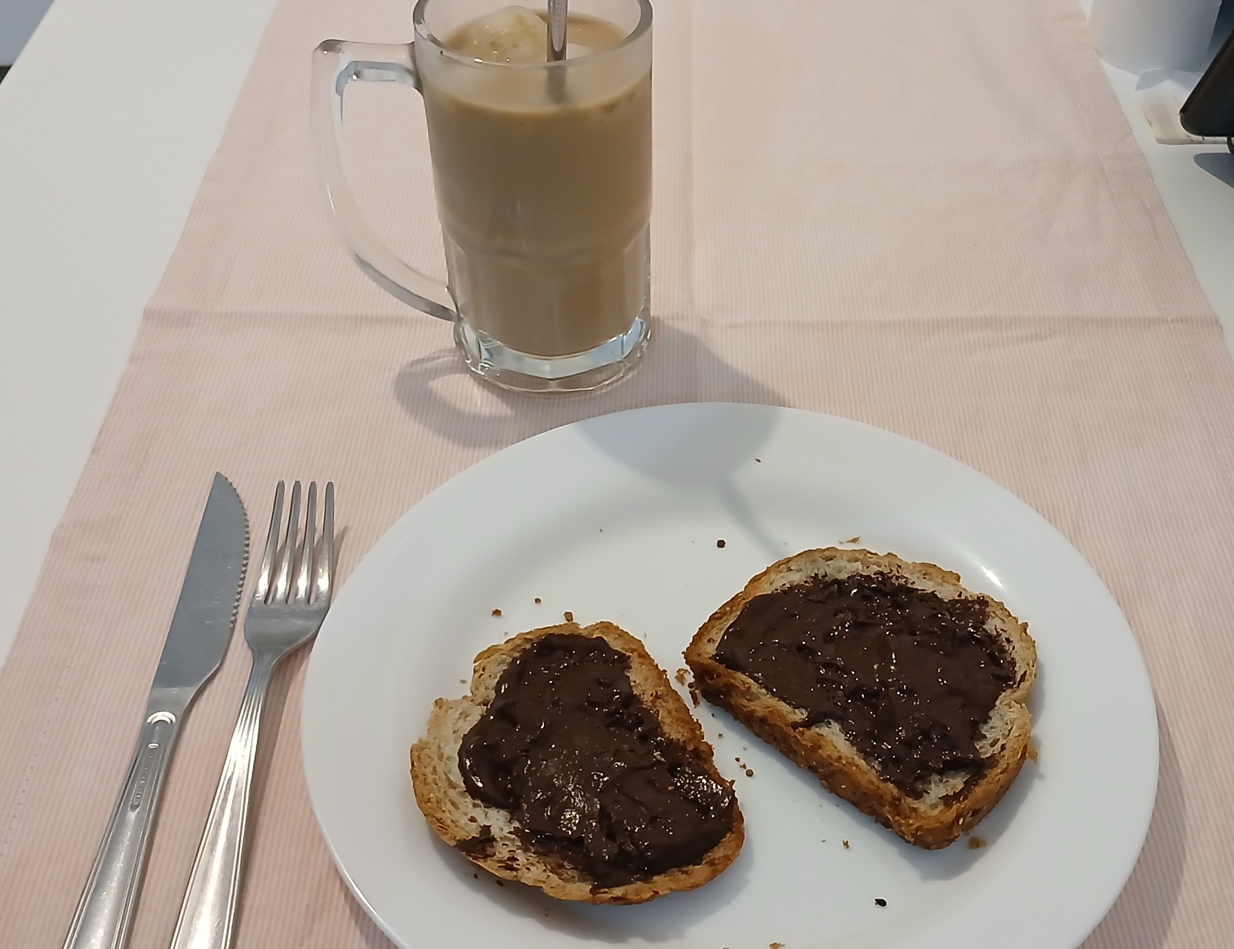 Latte gelado com pão e chocolate 73% 😋😋