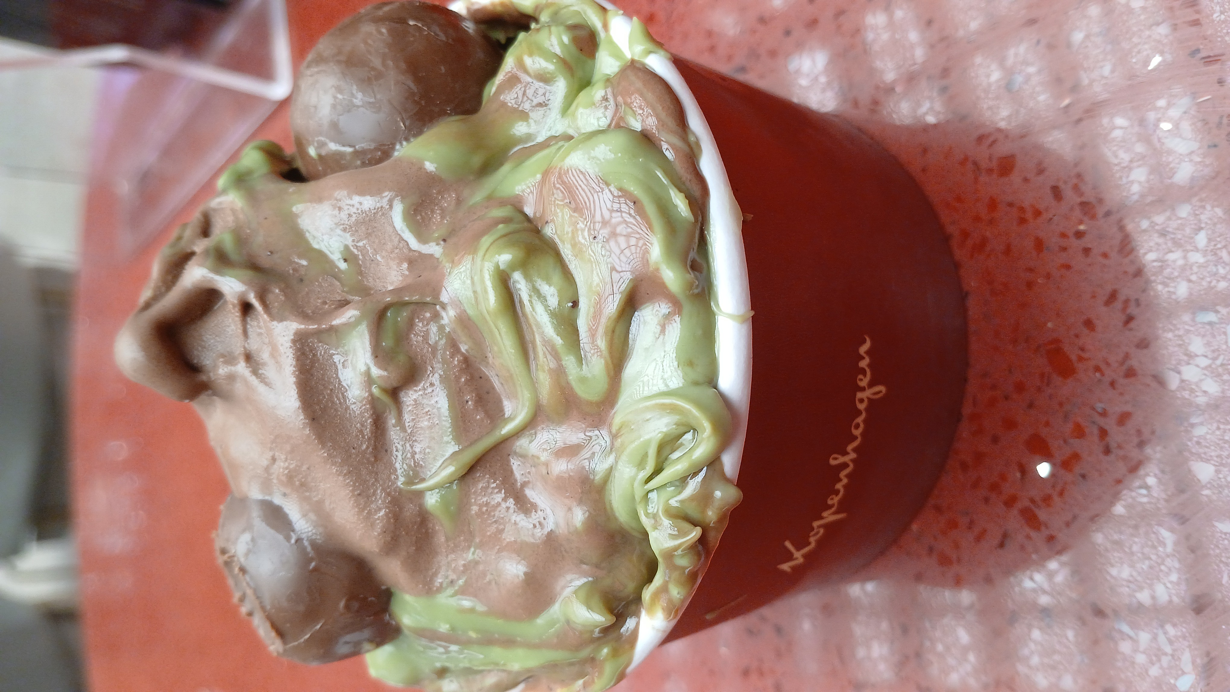 Gestante não pode tomar tanto cafe, né? Mas taí uma coisa que gosto muito.. sobremesas refrescantes. Sorvete de chocolate com creme de pistache. Amooo 😋😋😋😋