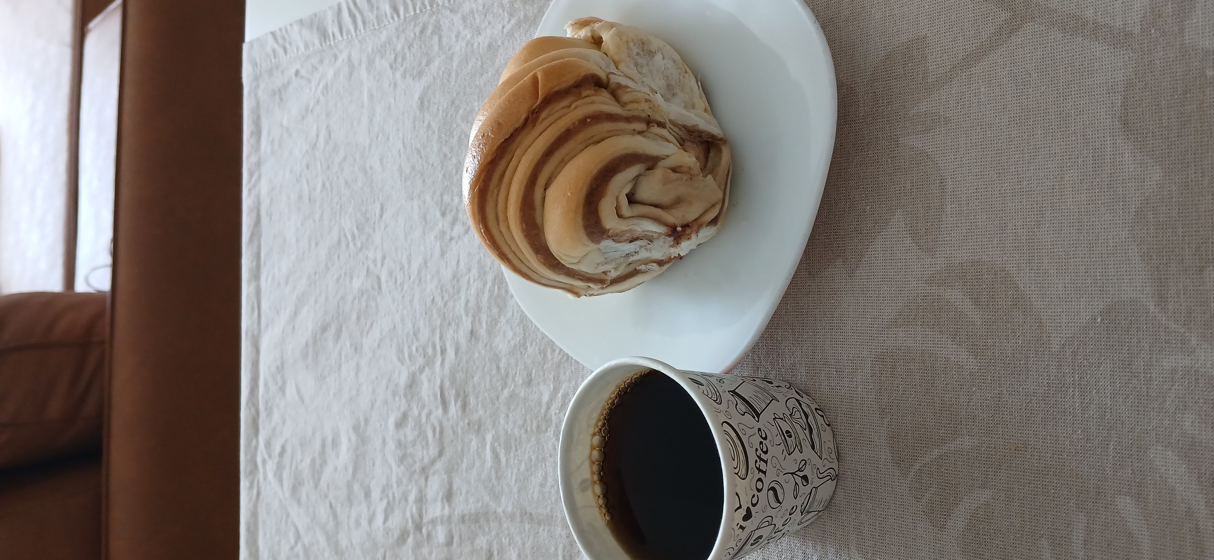 Oi! De volta! ;) 🌲☕️
Croissant com chocolate e queijo e café 