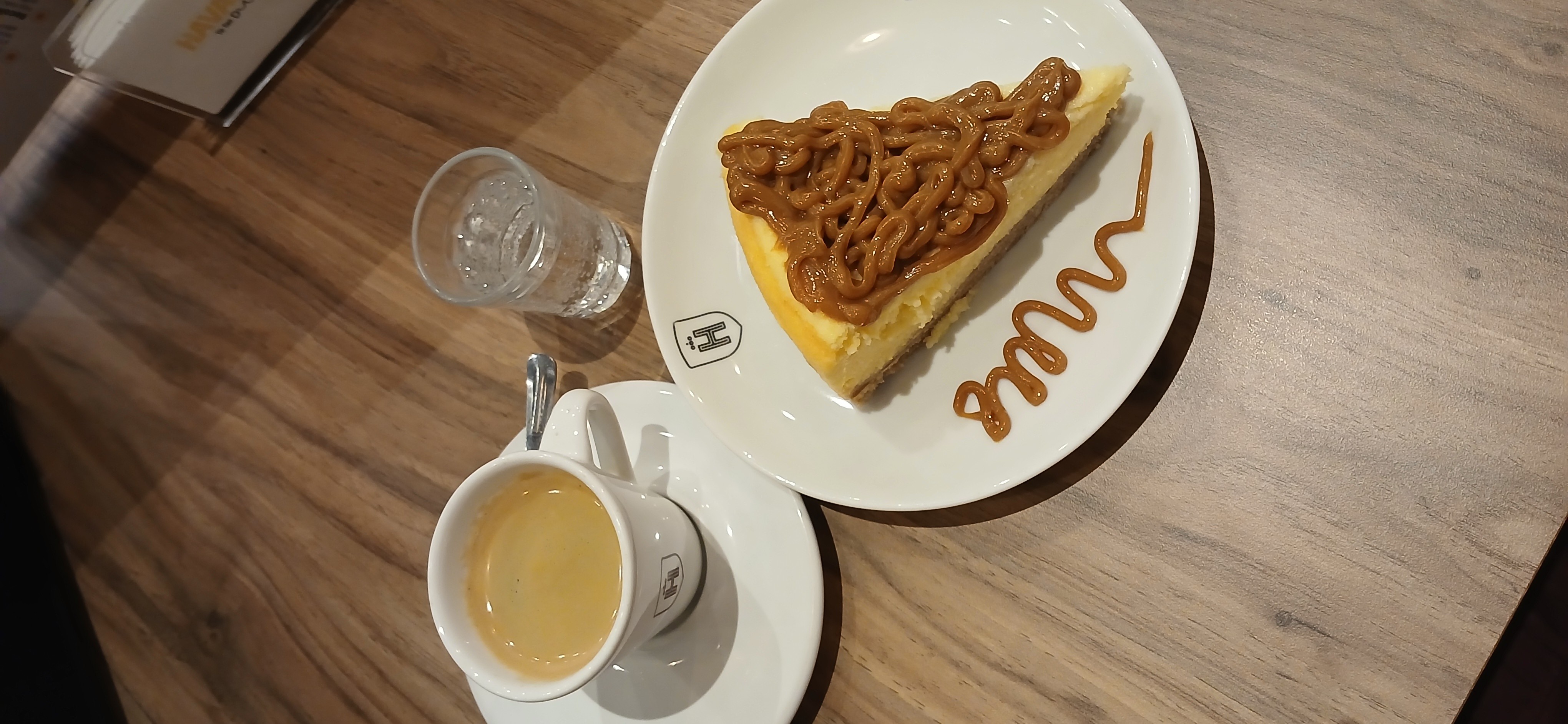 Cheesecake coberto com doce de leite e espresso 