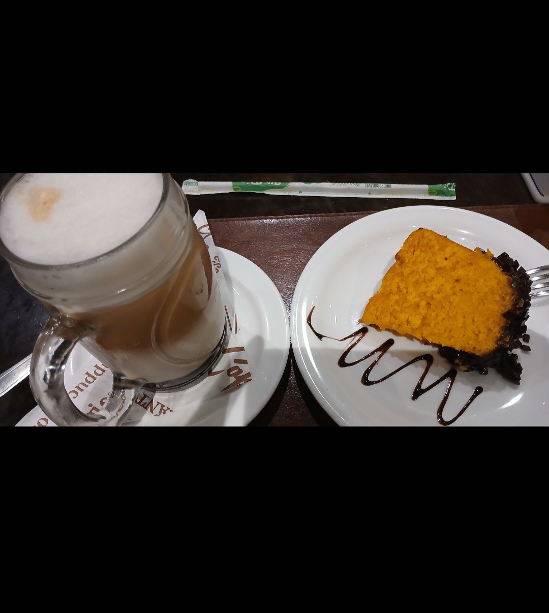 Café gelado descafeinado com leite vegetal e bolo de cenoura com chocolate 🧋🍰✨️