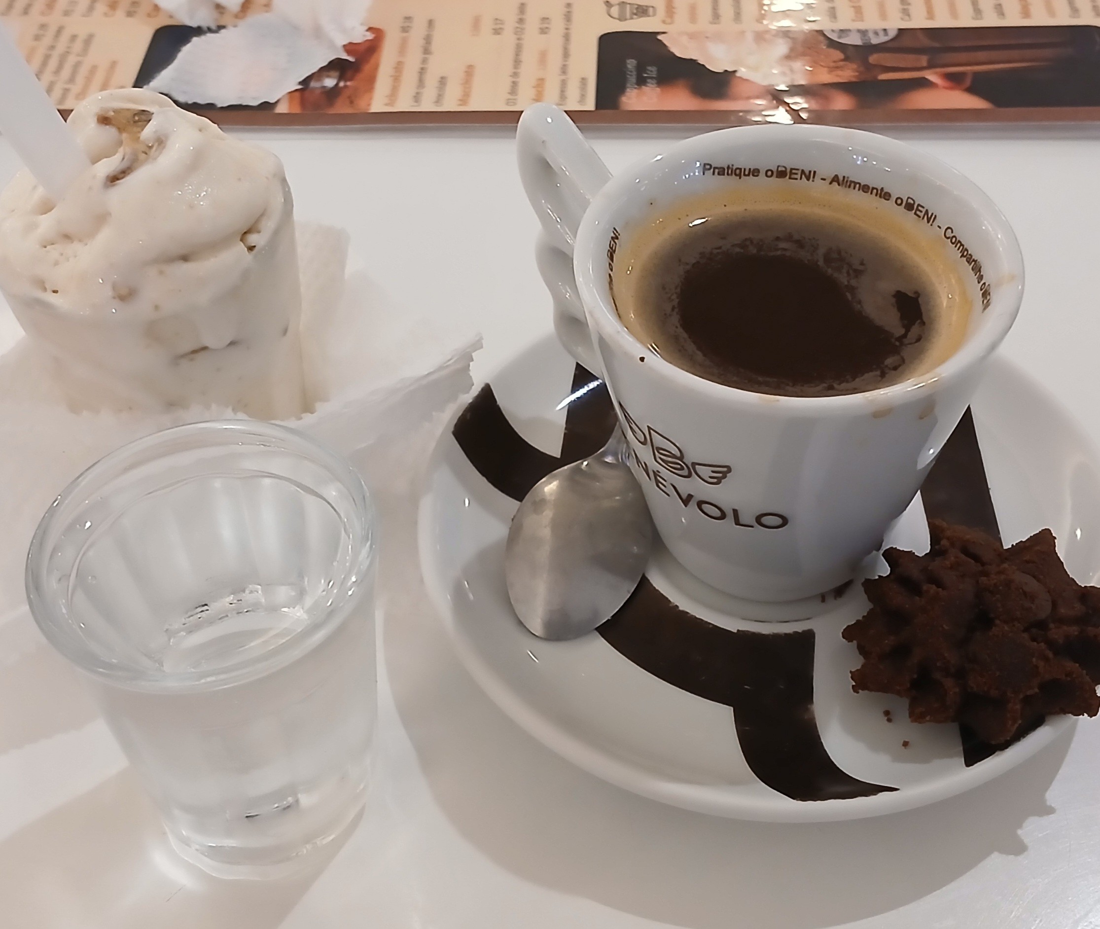 Espresso com gelato de castanha de caju, ontem. O gelado tava ótimo,  mas o espresso não foi bem extraído.