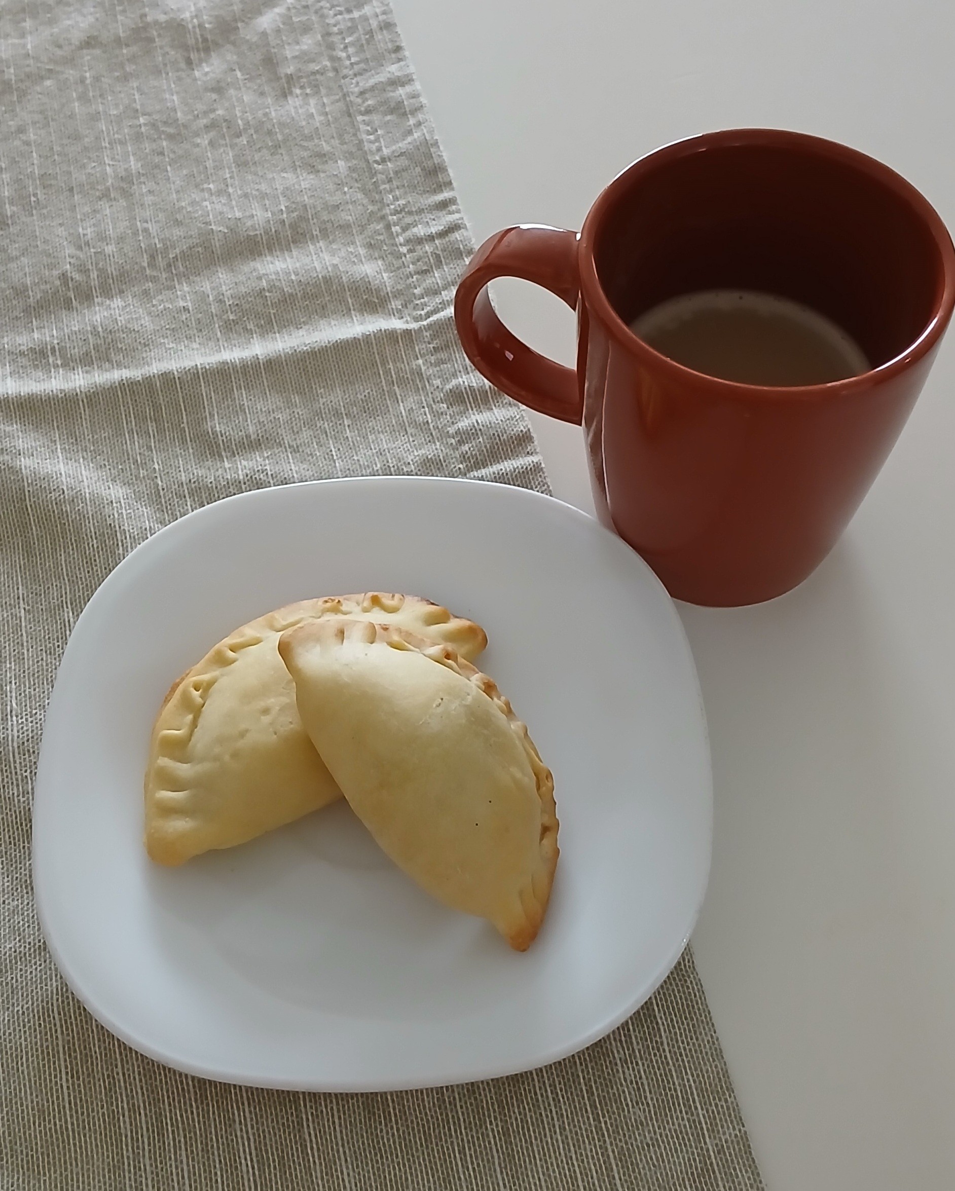 Bom dia chuvoso 🌦 Café com leite e empanadas de chocolate 😋😋