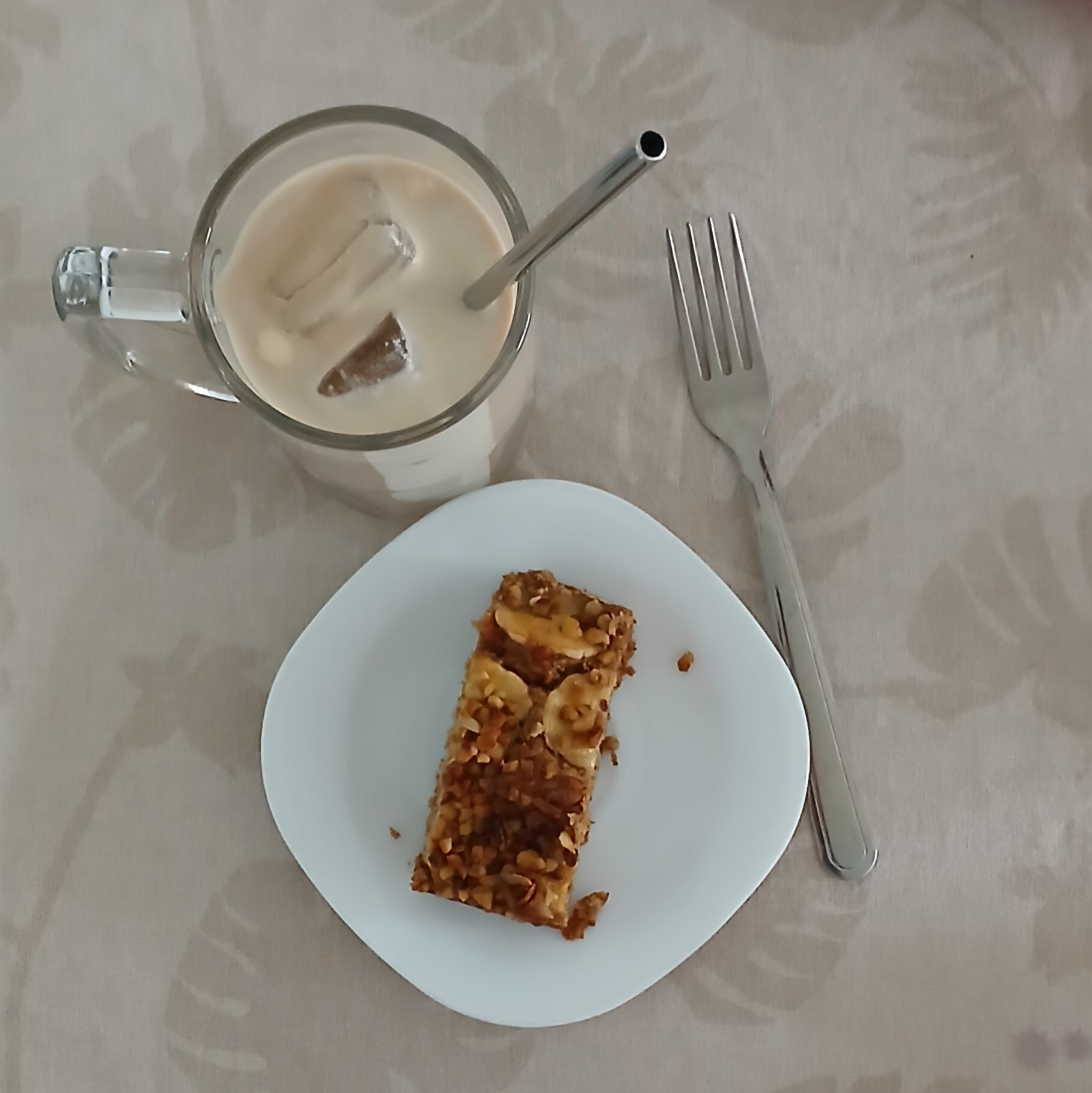 Latte gelado feito com Nescafé Ice e bolo de banana com castanhas 🥤🥮✨️