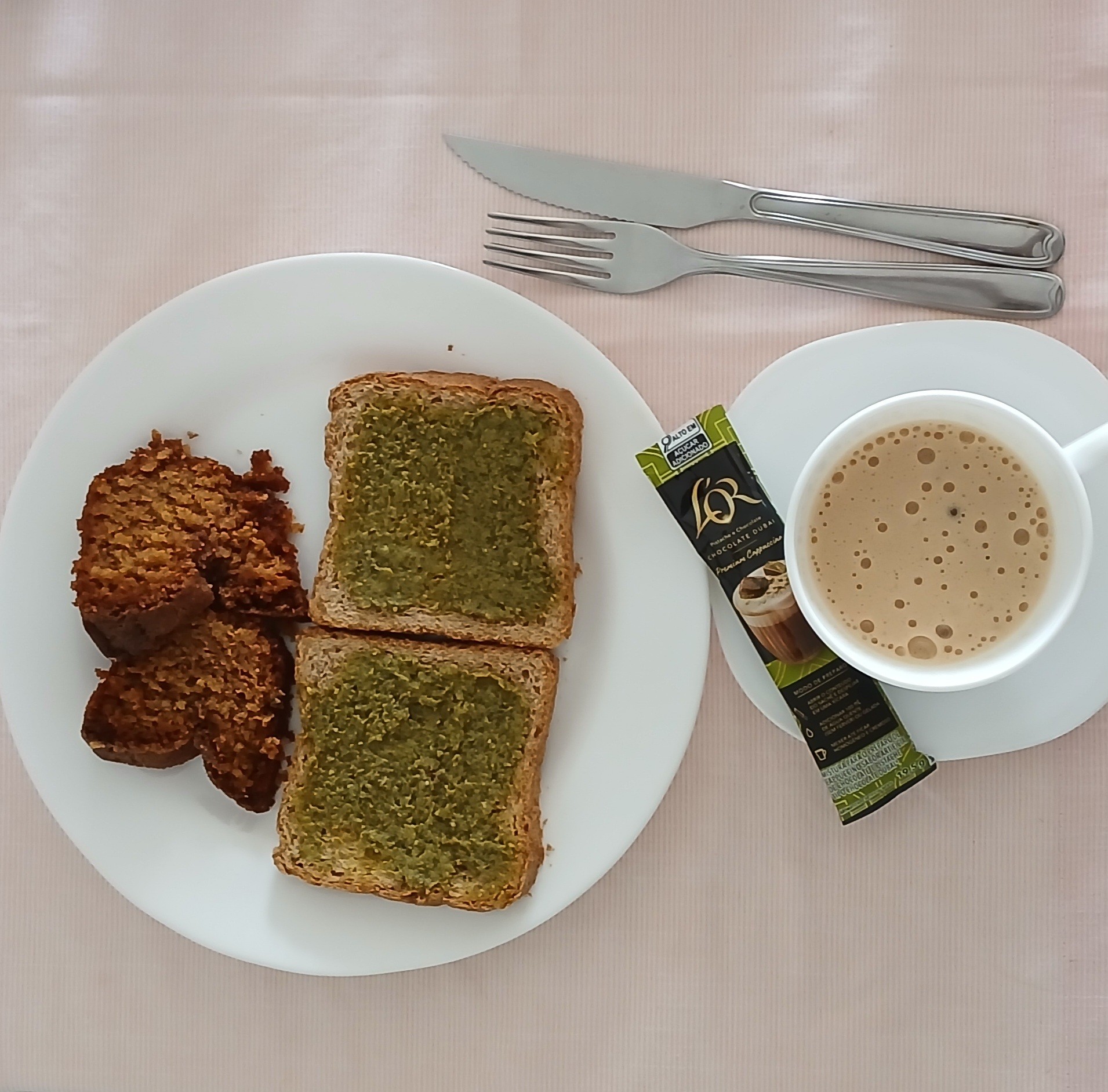 Café da manhã da quinta-feira: pão integral com pesto, bolo de banana e cappuccino L'Or 