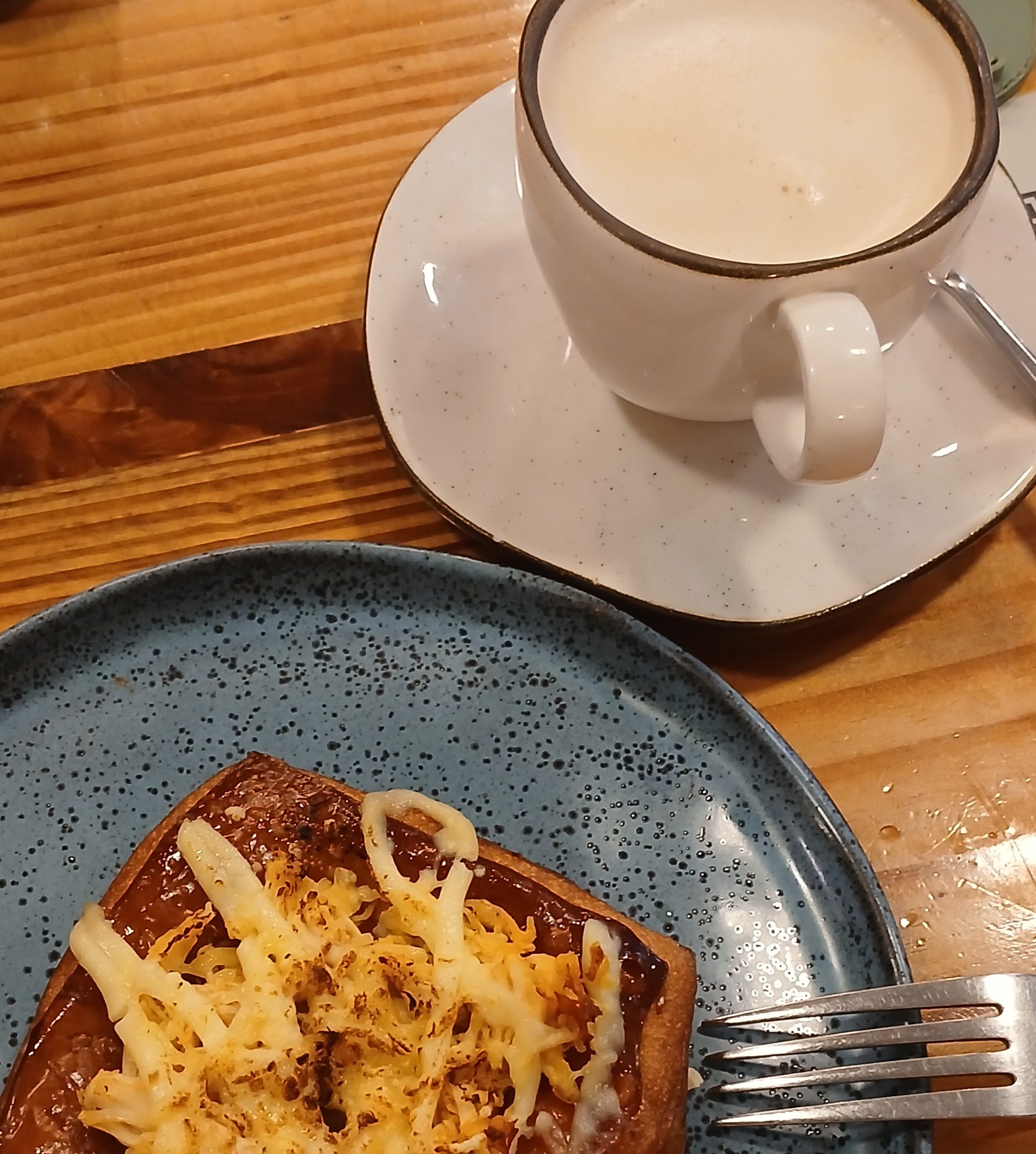 Coincidentemente, ontem e hoje conheci duas cafeterias que nao conhecia aqui na minha cidade. Essa de hoje serve 