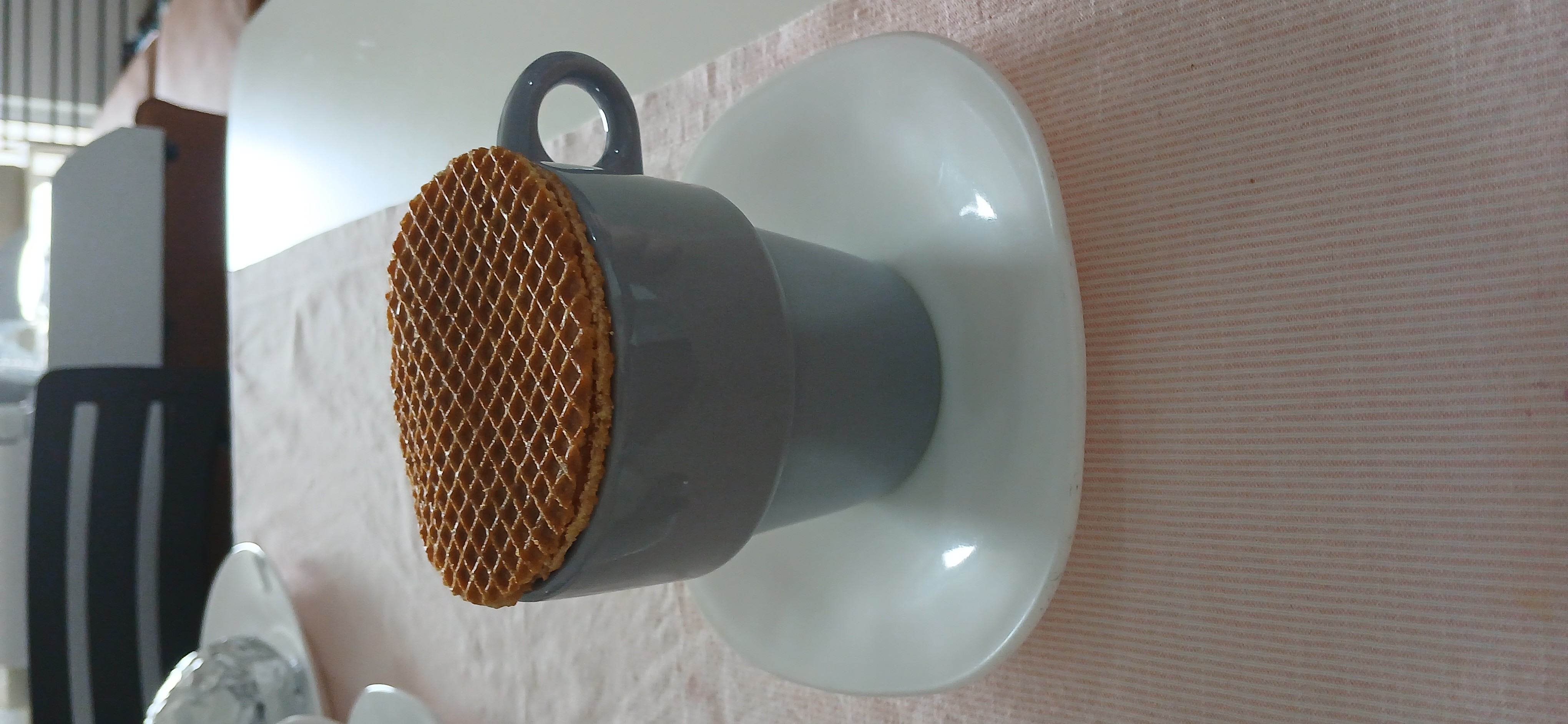 Café com Stroopwafels que ganhei. A indicação é aquecê-lo sobre a xícara de cafés ✨️