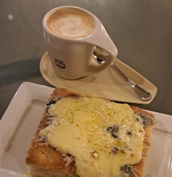 Macchiato descafeinado com leite de aveia e foccaccia aos quatro queijos ☕️🧀 🌛🌴