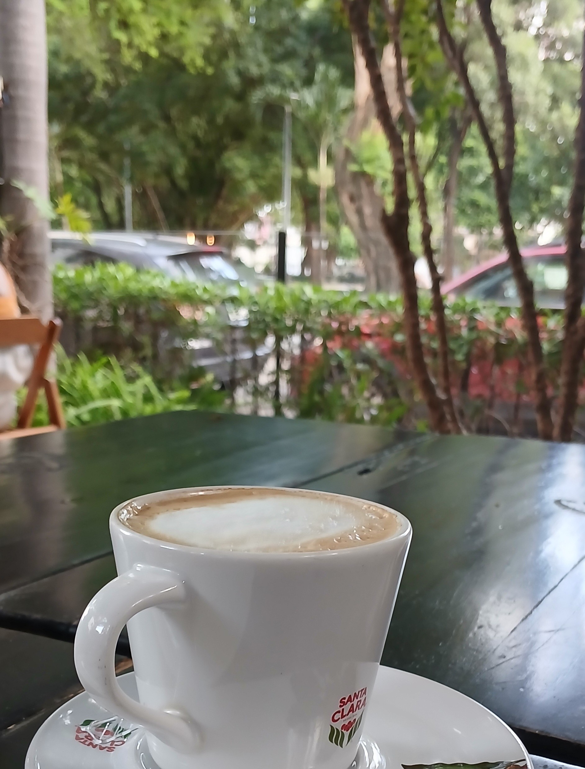 Macchiato com croissant nessa padaria fica de frente a uma praça.  Muito legal🌳🍃☕️ 🥐