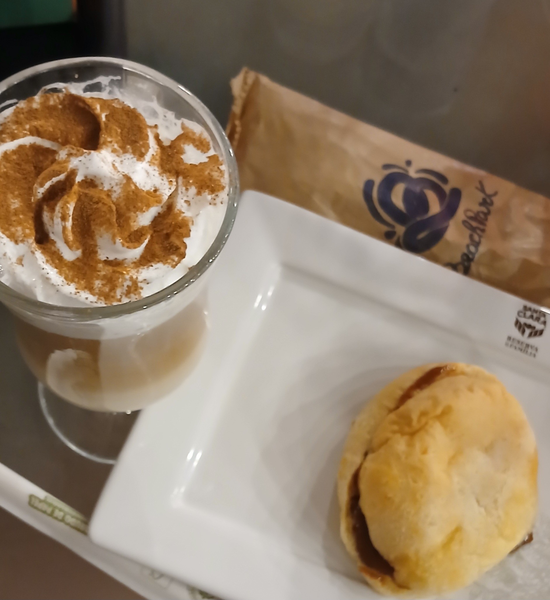 Passeio de hoje perto da praia com latte, pão de queijo recheado com doce de leite (ótimo) e, depois, um pão recheado com queijo ✨️😋