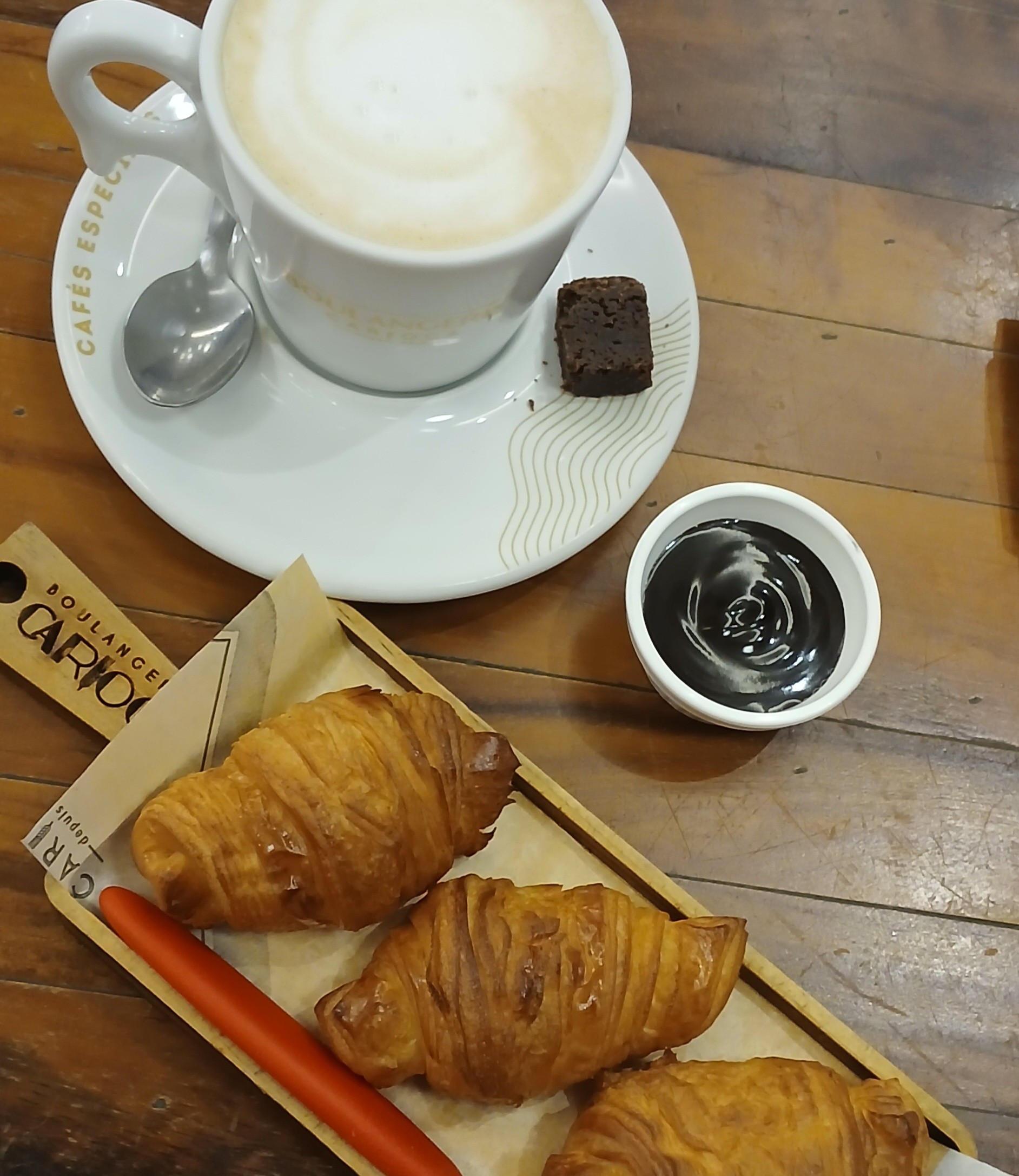 Macchiato zero cafeína e zero lactose ontem à noite, com trio de mini croissants e calda de chocolate ✨️✨️🥐☕️😋 na melhor companhia.. meu filho de 6 meses 🥰