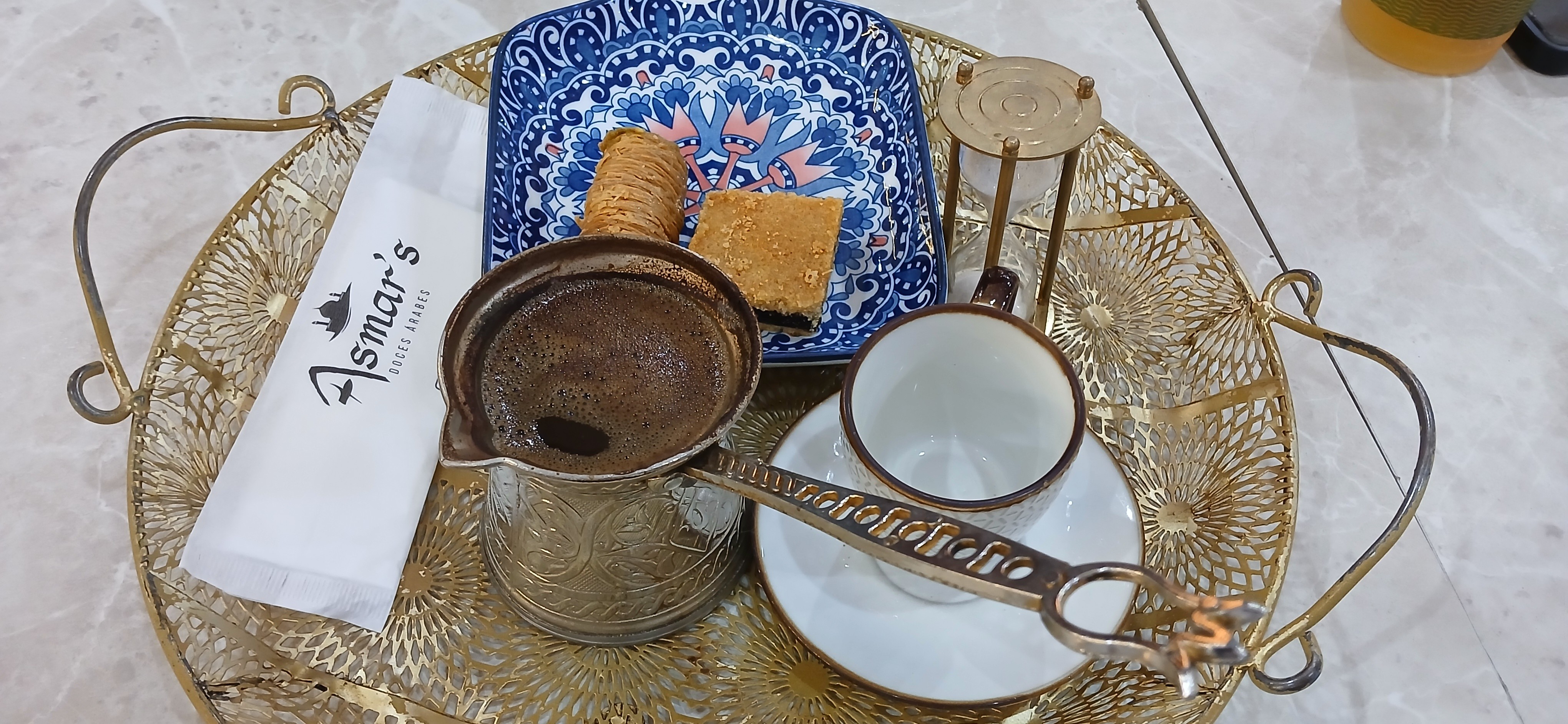 Café turco com doces de tâmara e pistache ✨️✨️