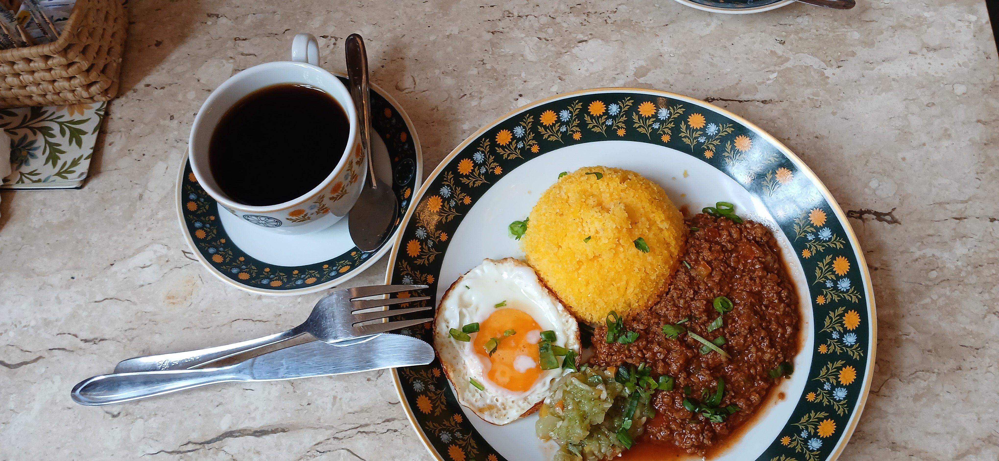 Este foi o cafe da manhã do domingo passado, numa cafeteria que funciona em um prédio histórico tombado e revitalizado. Cuscuz com carne moída, ovo e vinagrete de maxixe. Pra fechar, entremet de chocolate com laranja Bahia. Tudo uma delícia ✨️✨️✨️