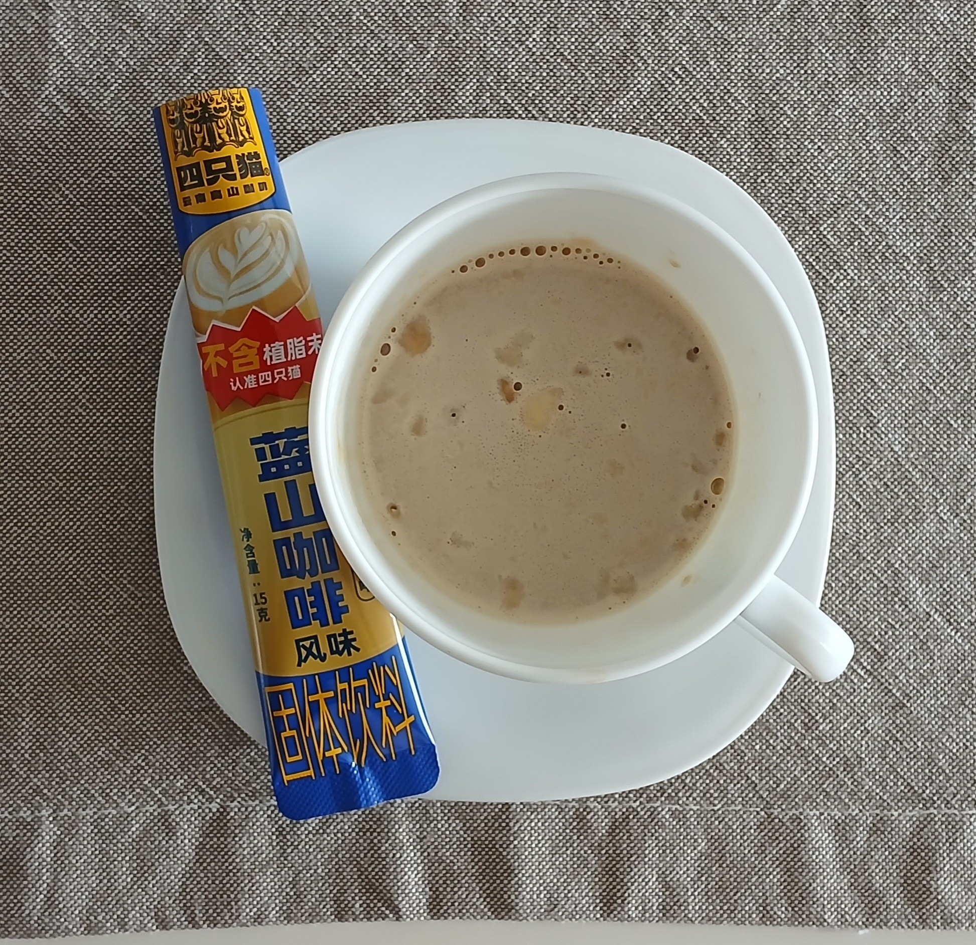 Da série: provando cafés asiáticos
From: China 🇨🇳
Marca: Four Cats 🐱🐱🐱🐱 (vejam os 4 gatinhos em cima na embalagem)
Variação: Blue Mountain
Nunca achei que fosse encontrar um café chinês por aqui, mas, sim, encontrei. E me surpreendeu; gostei bastante. Tem uma fórmula