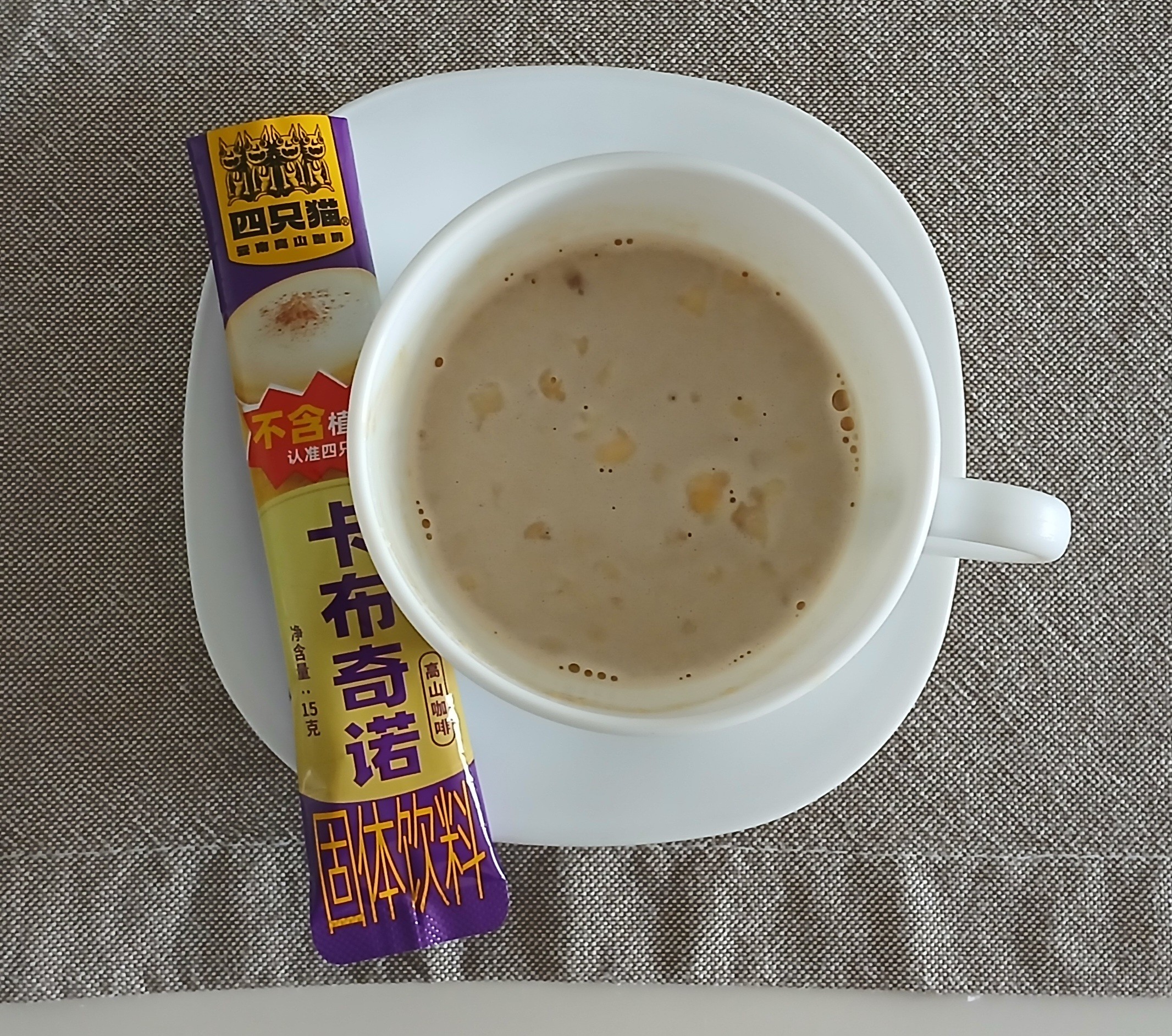 Da série: provando cafés asiáticos 
From: China 🇨🇳
Marca: Four Cats 🐱🐱🐱🐱 (vejam os 4 gatinhos em cima na embalagem)
Variação: Cappuccino 
Tem fórmula limpa, que não utiliza gordura vegetal e é menos adoçado que os similares coreanos.
Gostei bastante desse cappuccino. ⭐️⭐️⭐️⭐️
Ingredientes: Açúcar,  óleo de coco em pó, café solúvel, Aromatizantes.