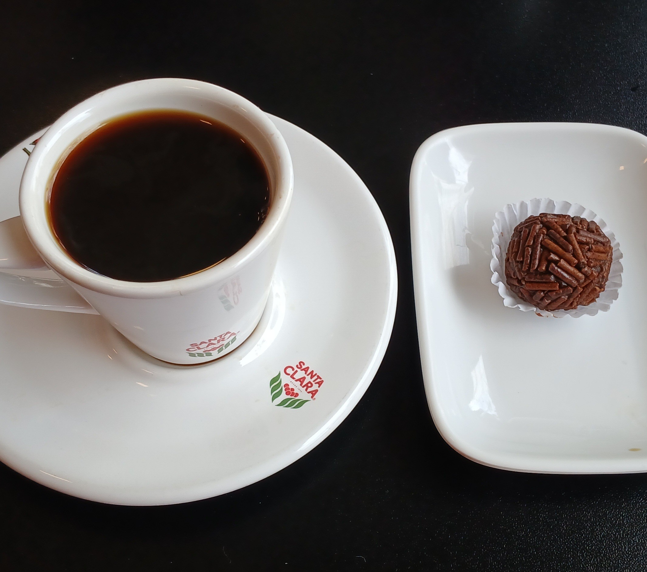Essa é uma das sobremesas mais clássicas aqui do Brasil. Brigadeiro de chocolate. Quando bem feita, é uma delícia 😋😋😋