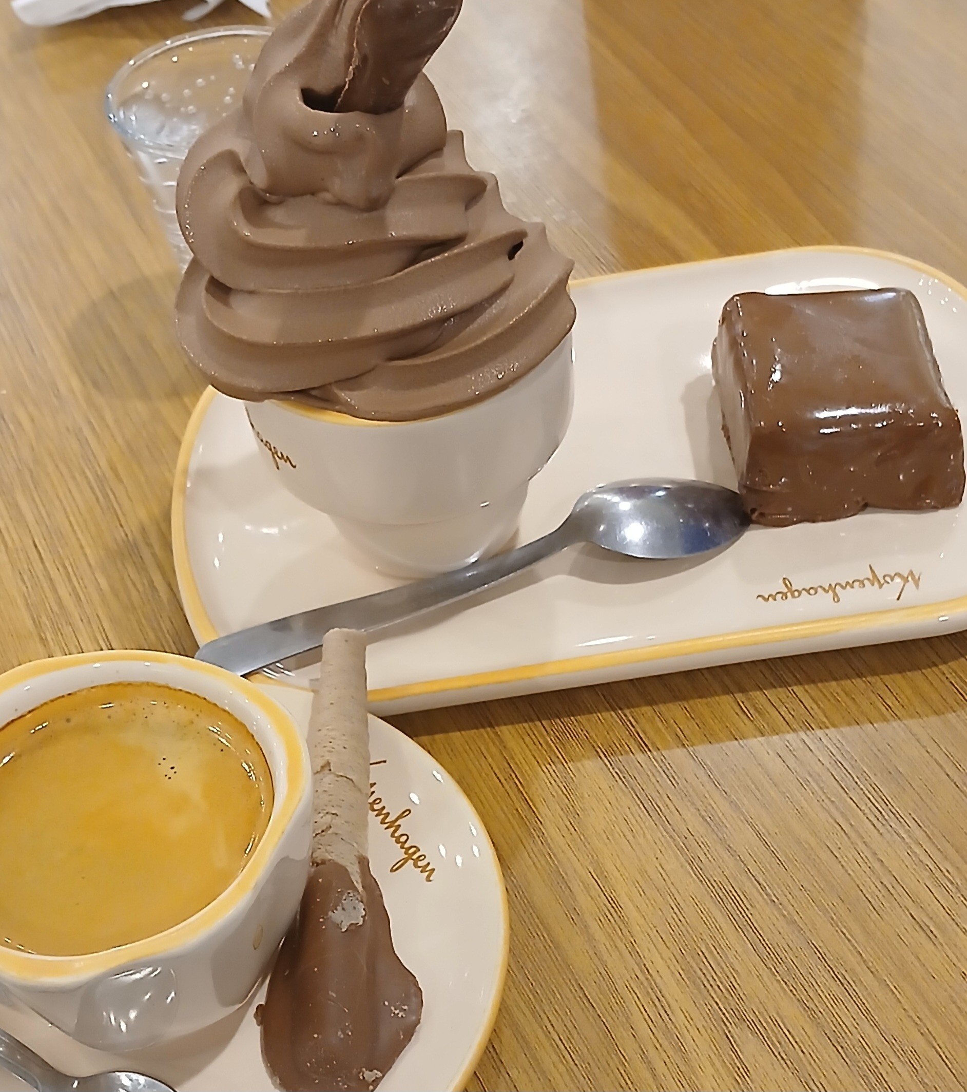 Espresso com brownie e sorvete de hoje à tarde ✨️