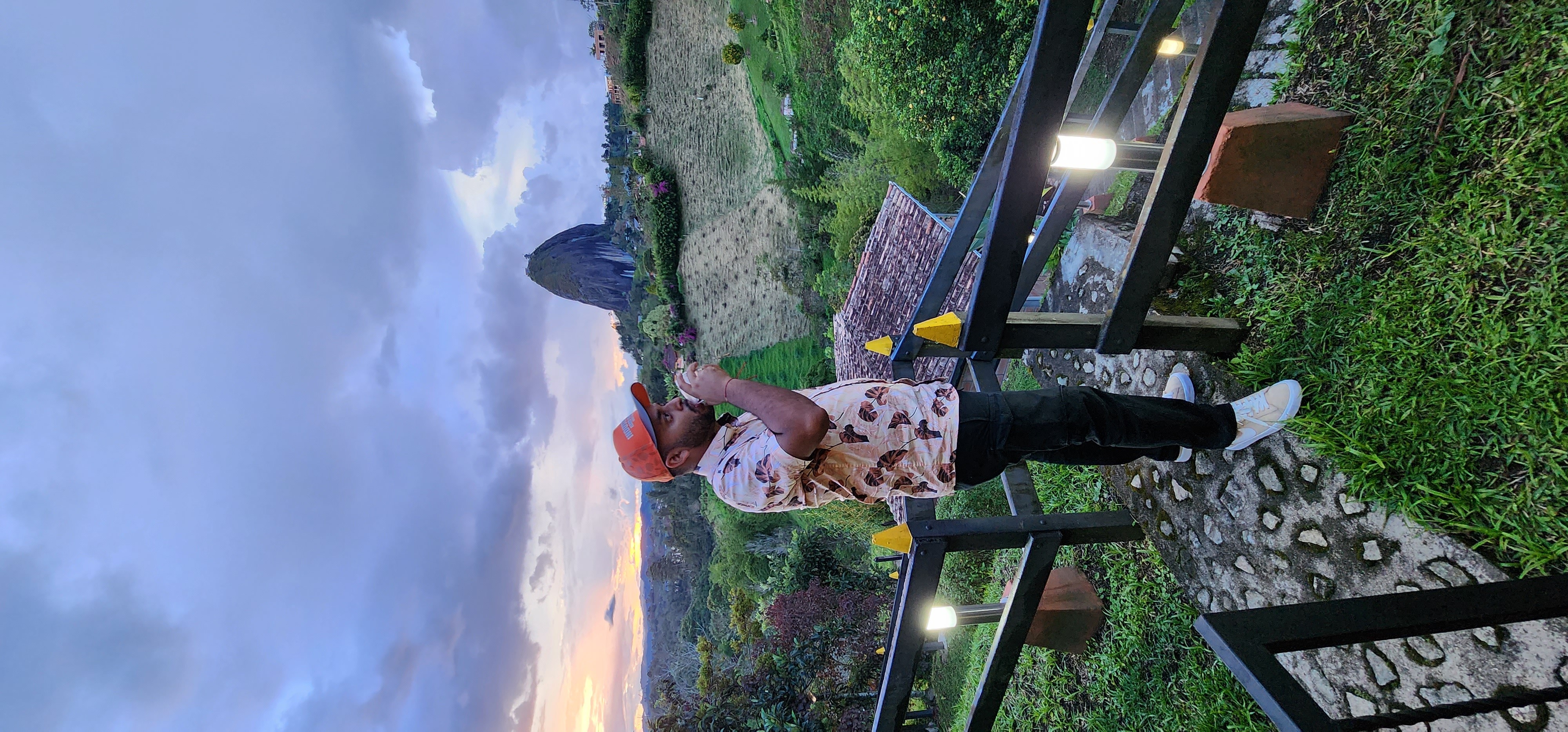 Aquí disfrutando de este bello paisaje y de una excelente café recién preparado en dripper.