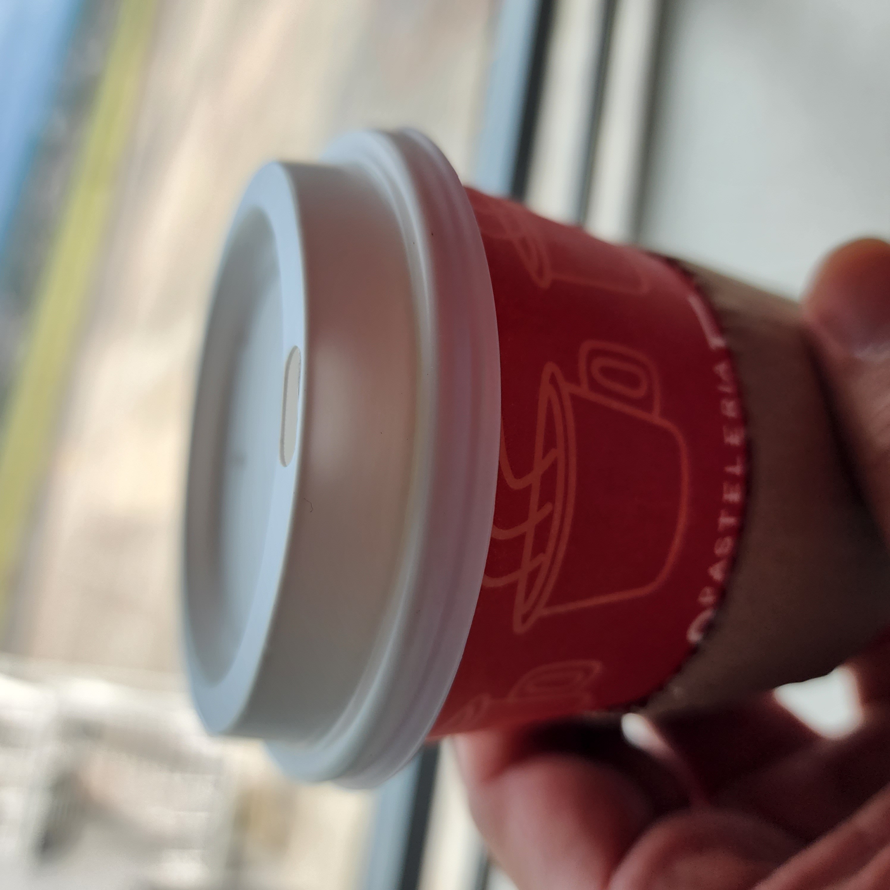 Cuando tomo café por fuera siempre verifico que sea en un envase que se pueda reciclar; en este caso el vaso es de cartón y la tapa es plástica, no recibo café en vasos de icopor.