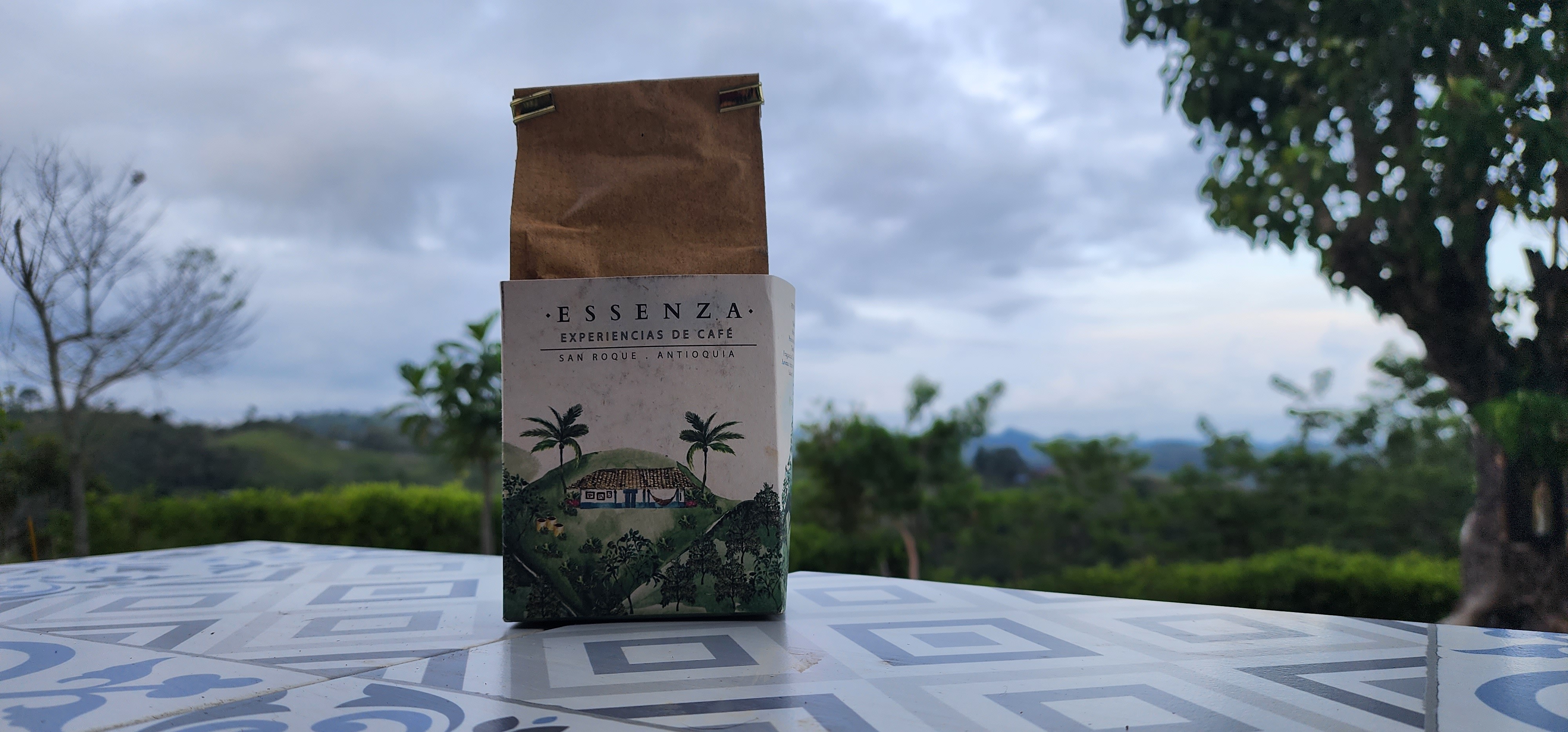 Mi ciudad es Medellín, la eterna primavera, es una ciudad encantadora donde tenemos cerca muchos municipios que aportan café de origen y de la más alta calidad. en Medellín sabemos que un buen café no necesita azúcar.