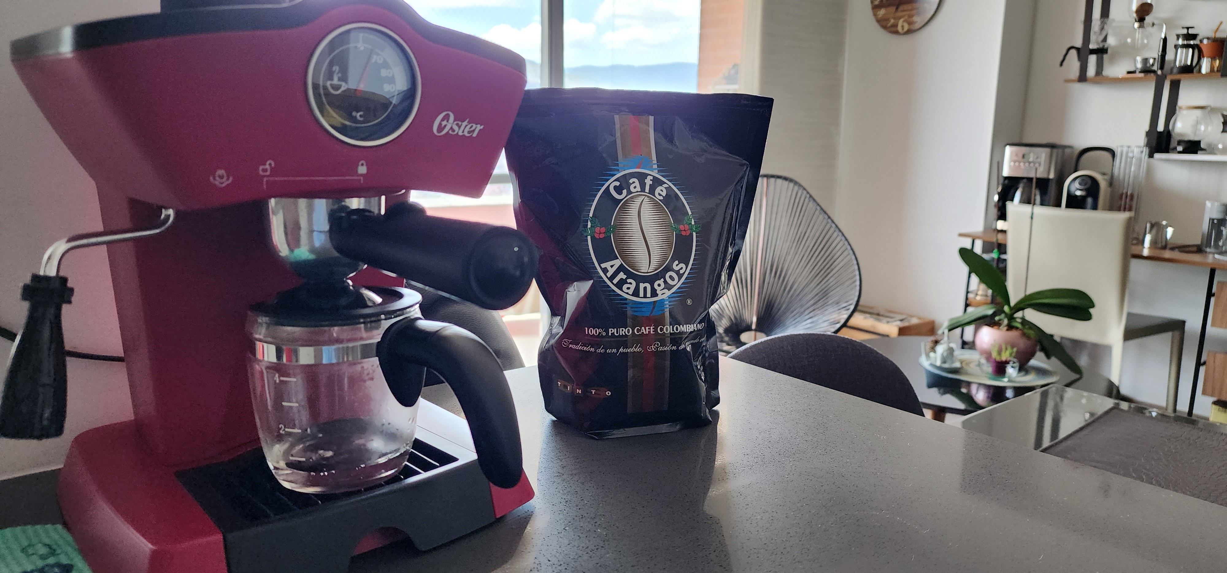 Mi primera máquina que compré para hacer café, no tiene la presión para hacer un expreso pero si hace un café bien cargado y tiene un vaporizador para espumar la leche; y que decirles de ese gran café.