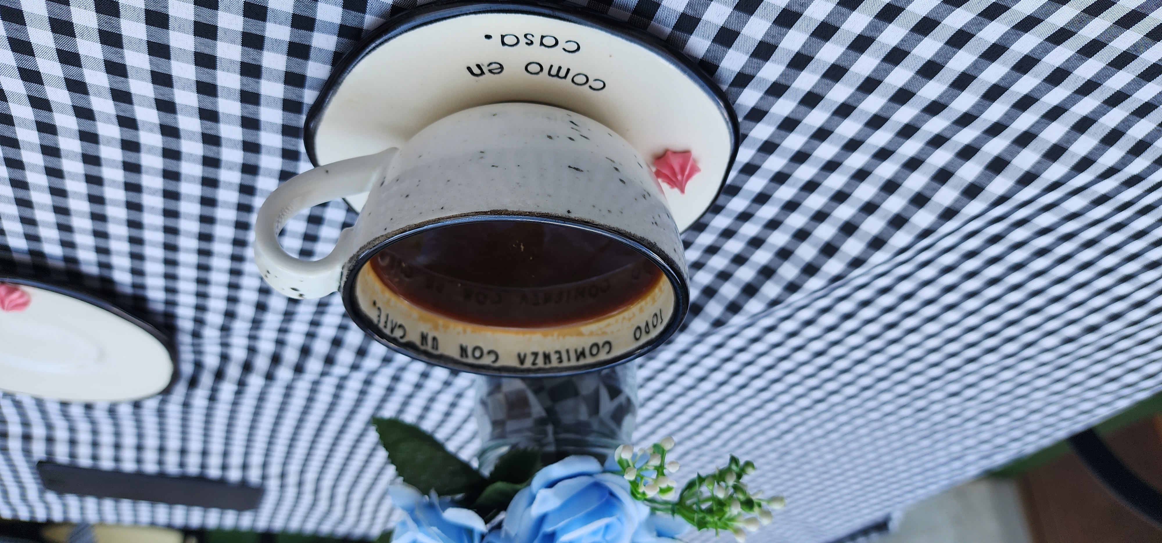 En está taza esta em trabaja inalcanzable de un campesino por ofrecernos lo mejor de su tierra, un excelente café de Colombia.